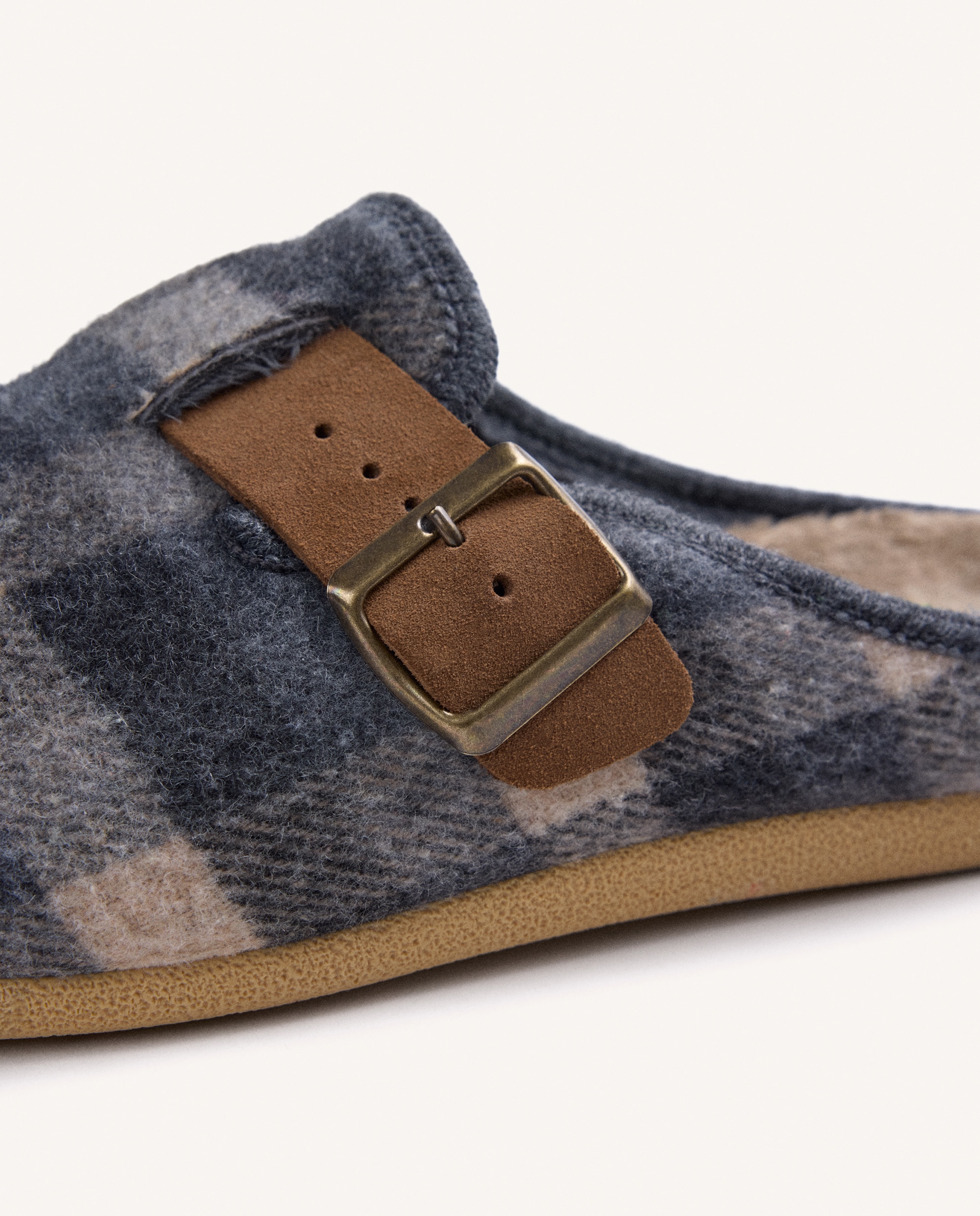 Pantufas Tipo Socas com Estampado Aos Quadrados e Contraste de Cores Cinzento-4