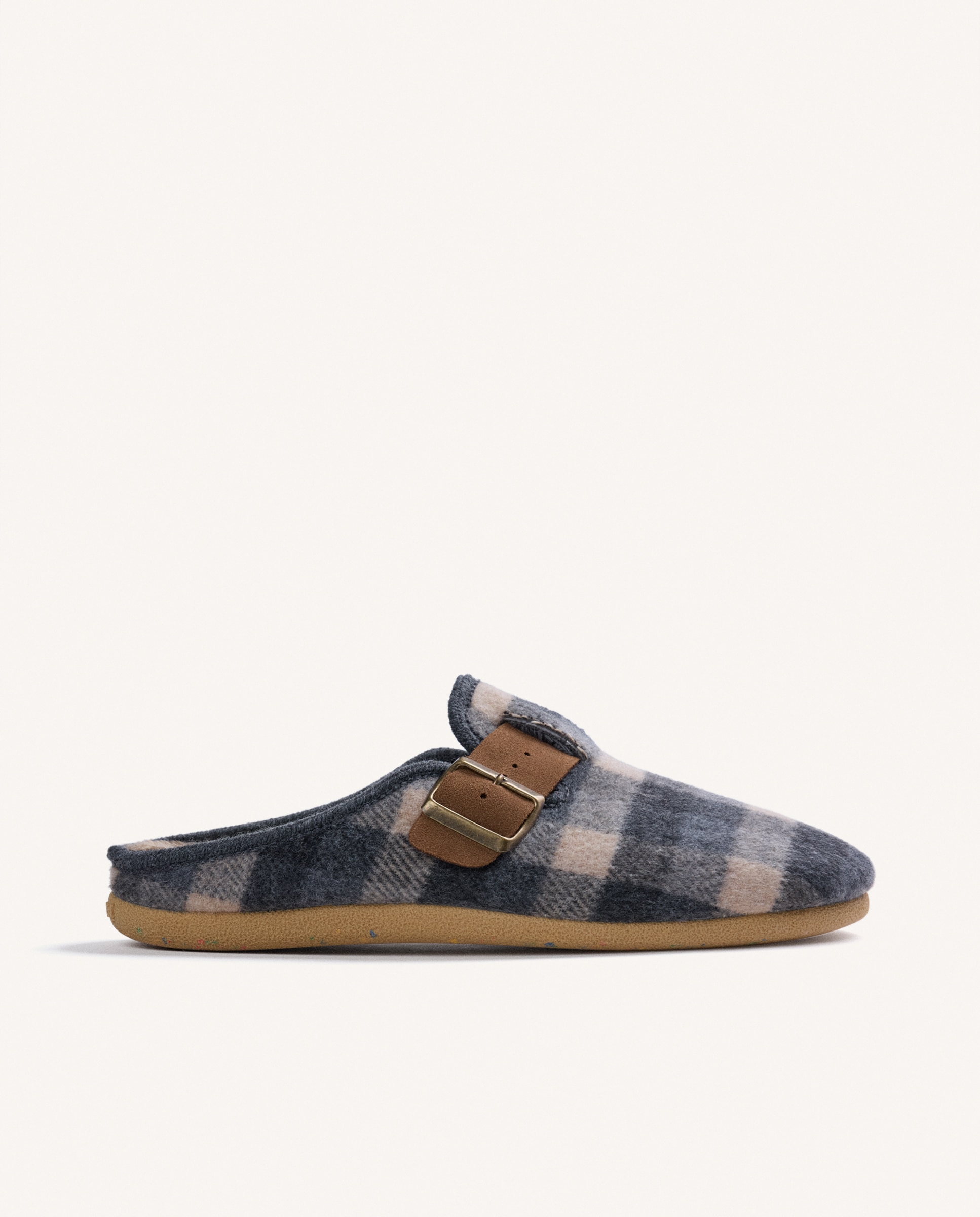 Imagem 0 de Pantufas Tipo Socas com Estampado Aos Quadrados e Contraste de Cores