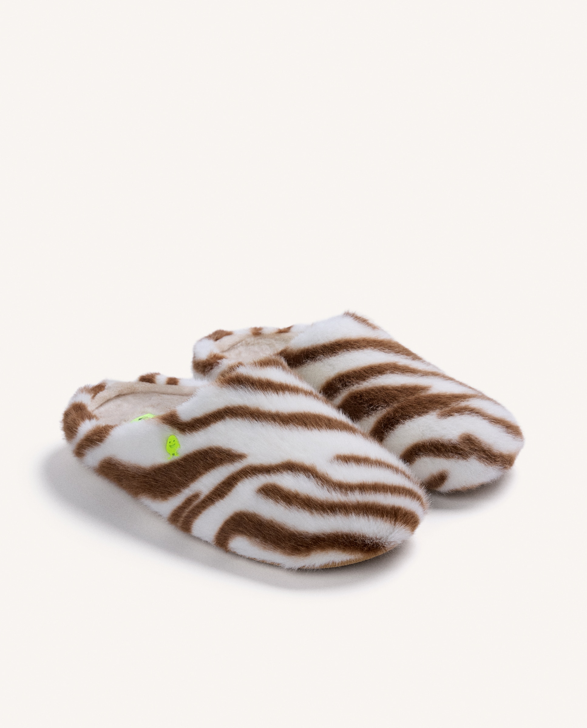 Pantufas com Contraste de Cores Estampado-2