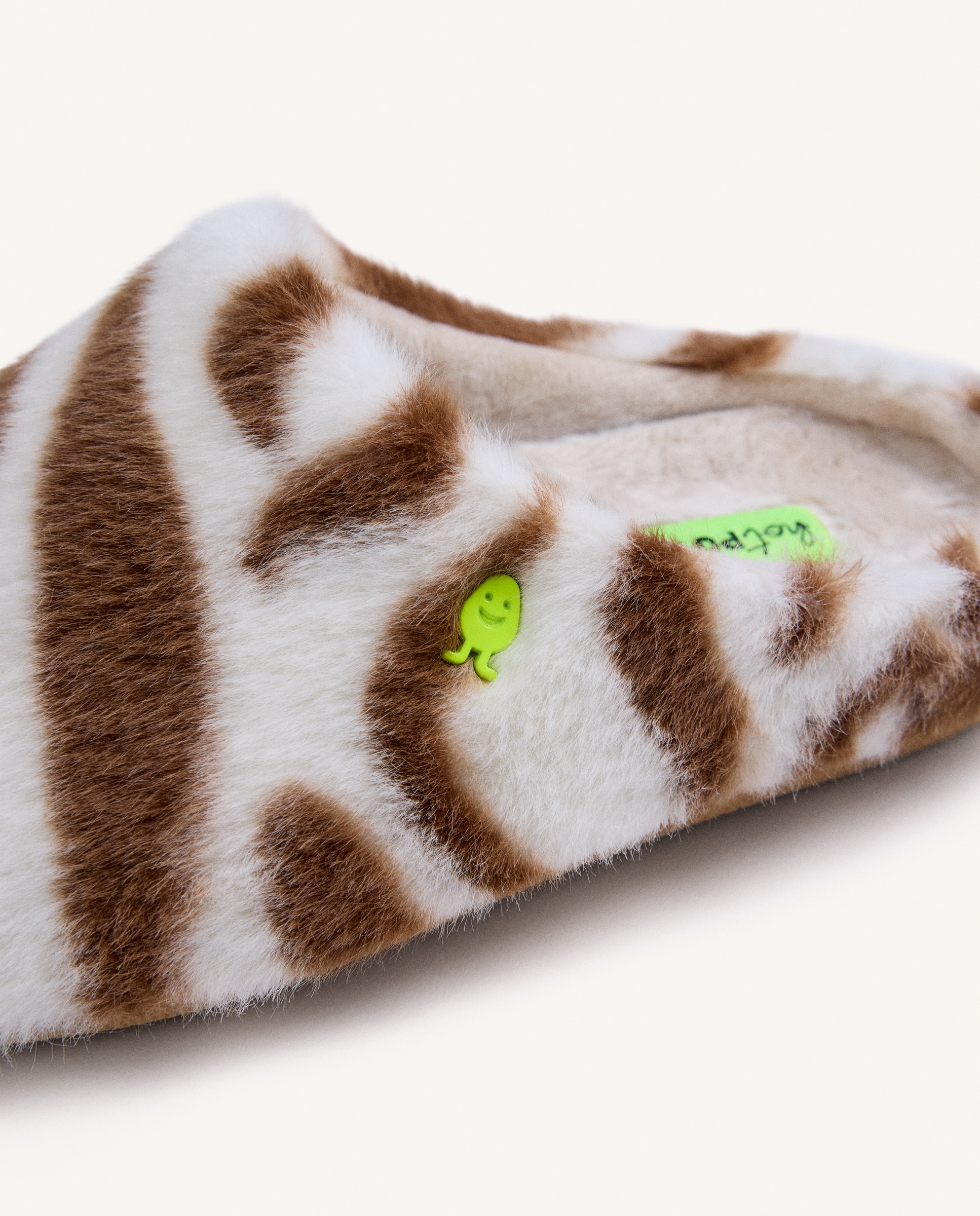 Pantufas com Contraste de Cores Estampado-4