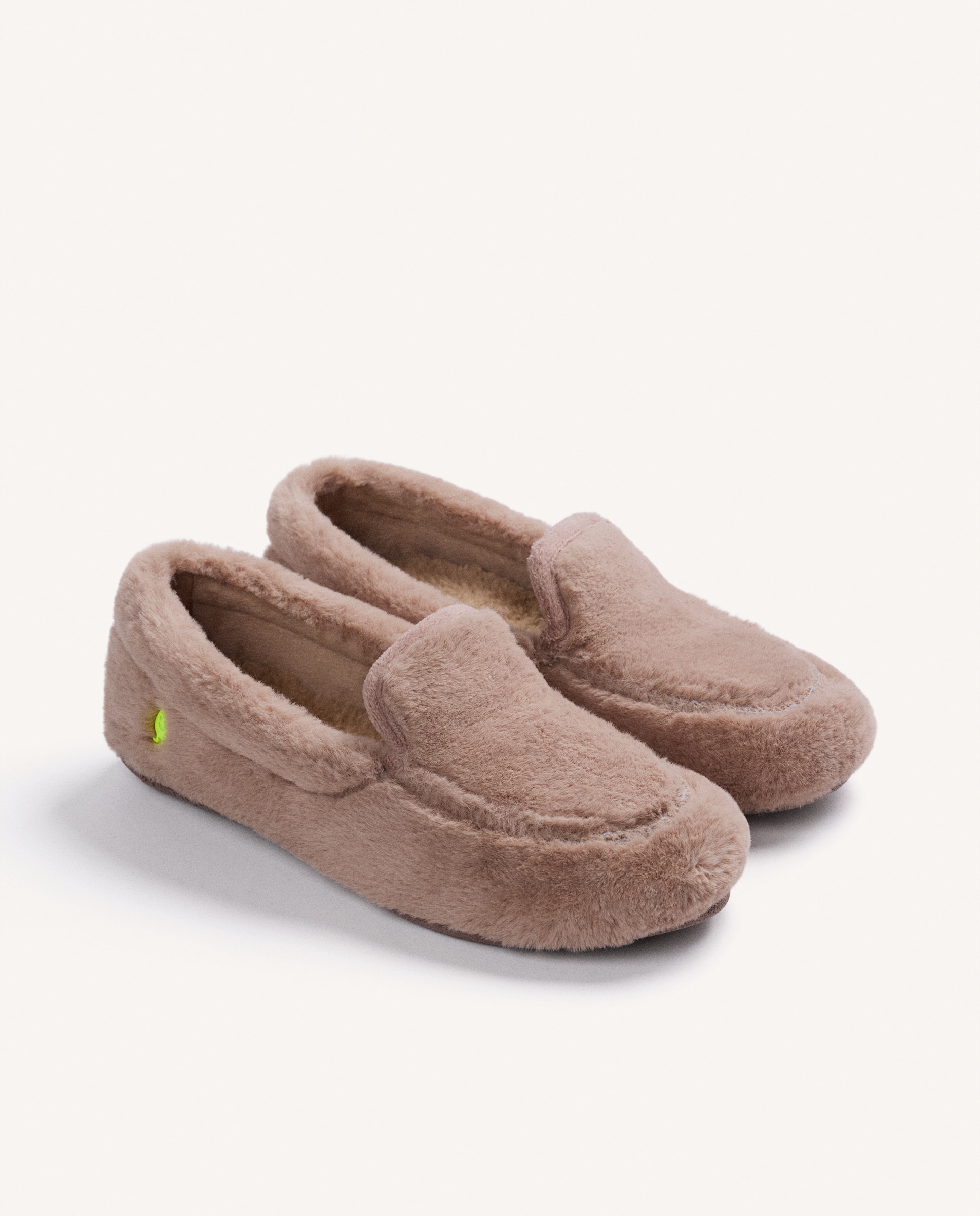 Pantufas Tipo Mocassins de Pelo Taupe-2