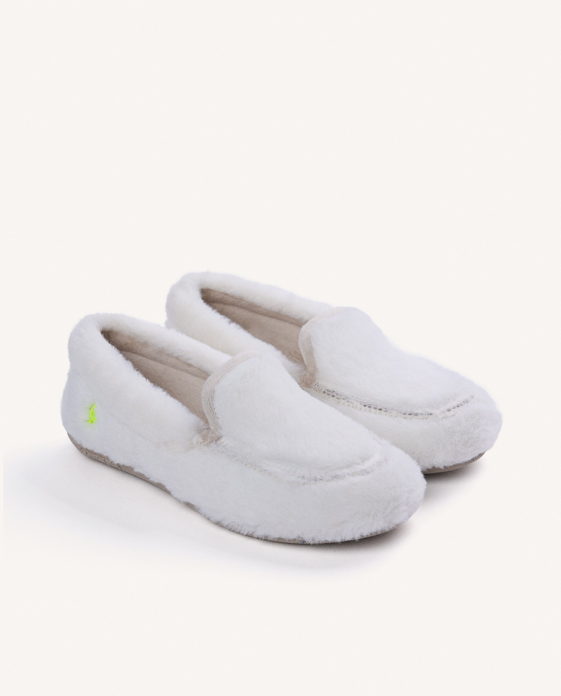 Pantufas Tipo Mocassins de Pelo Branco-2