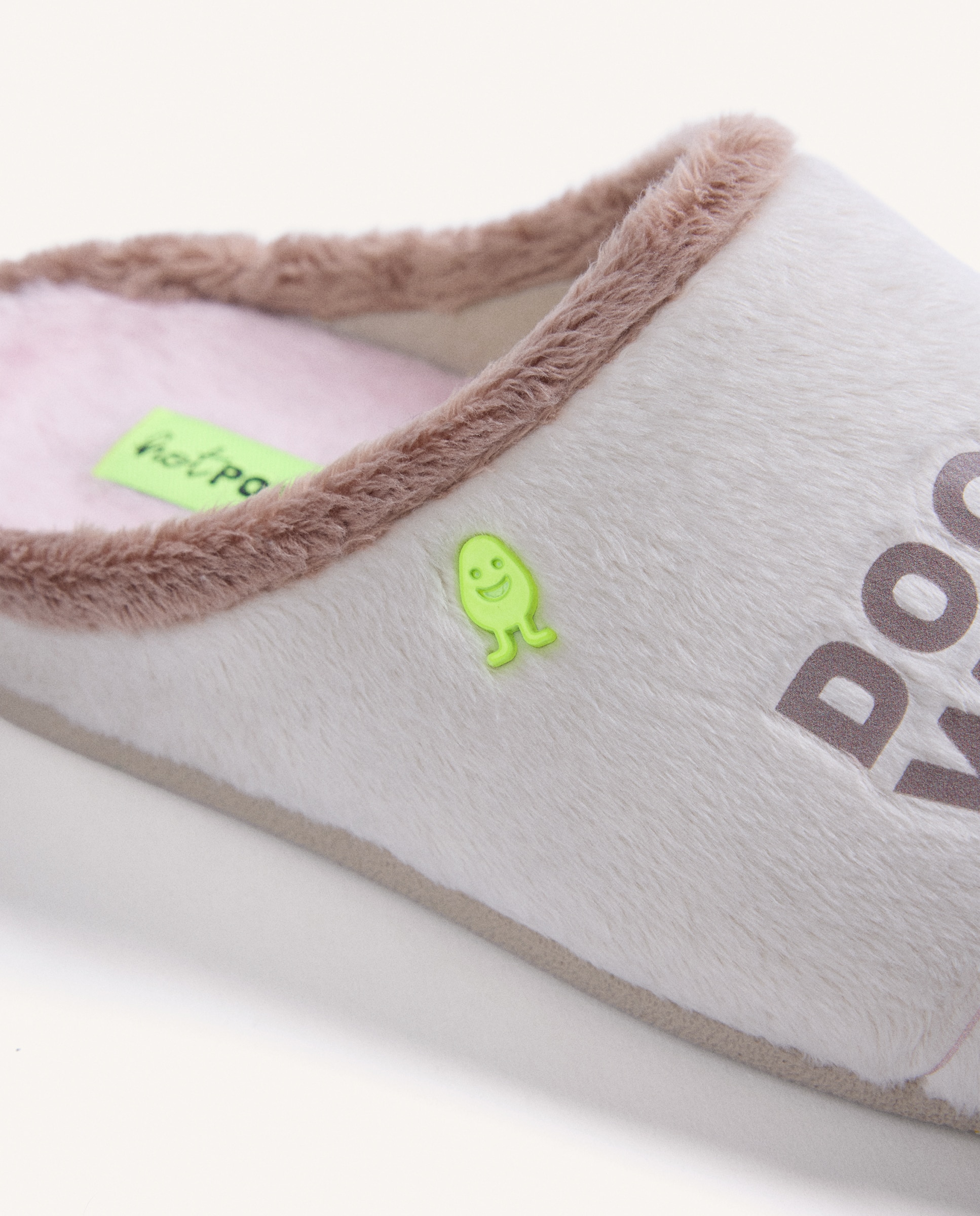 Pantufas de Pelo com Texto Branco-4