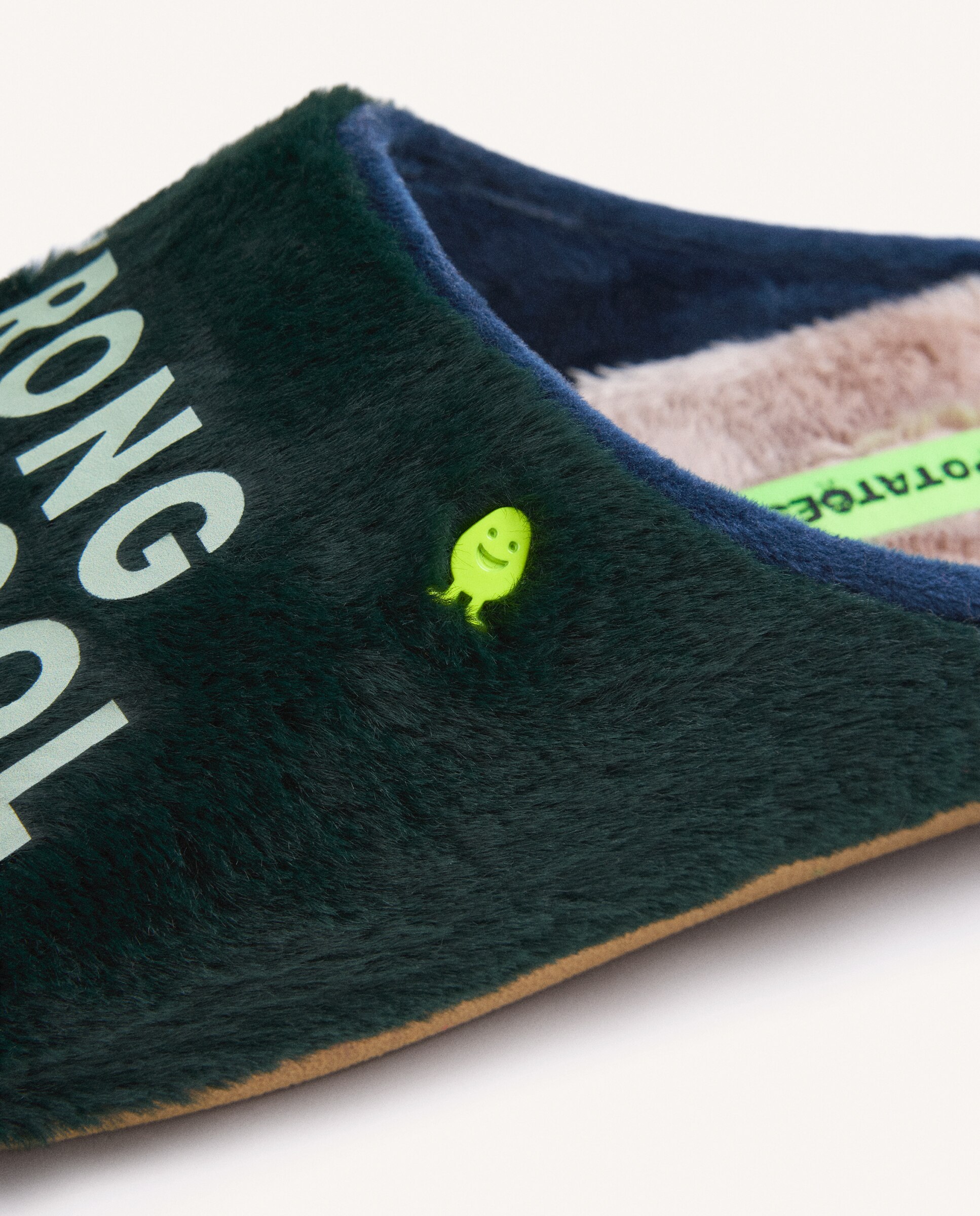 Pantufas de Pelo com Texto Verde-4
