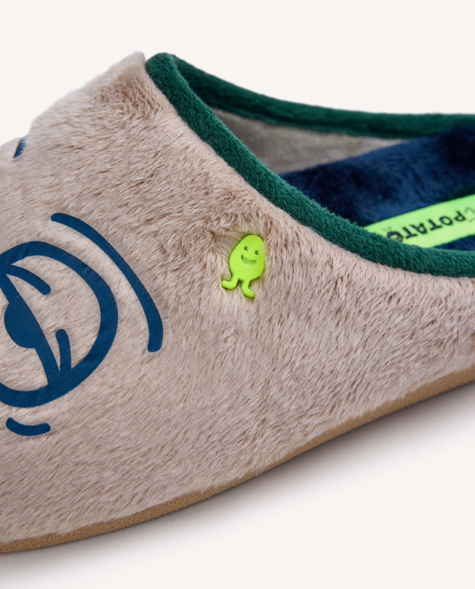 Pantufas de Pelo com Desenho e Texto Bege-4