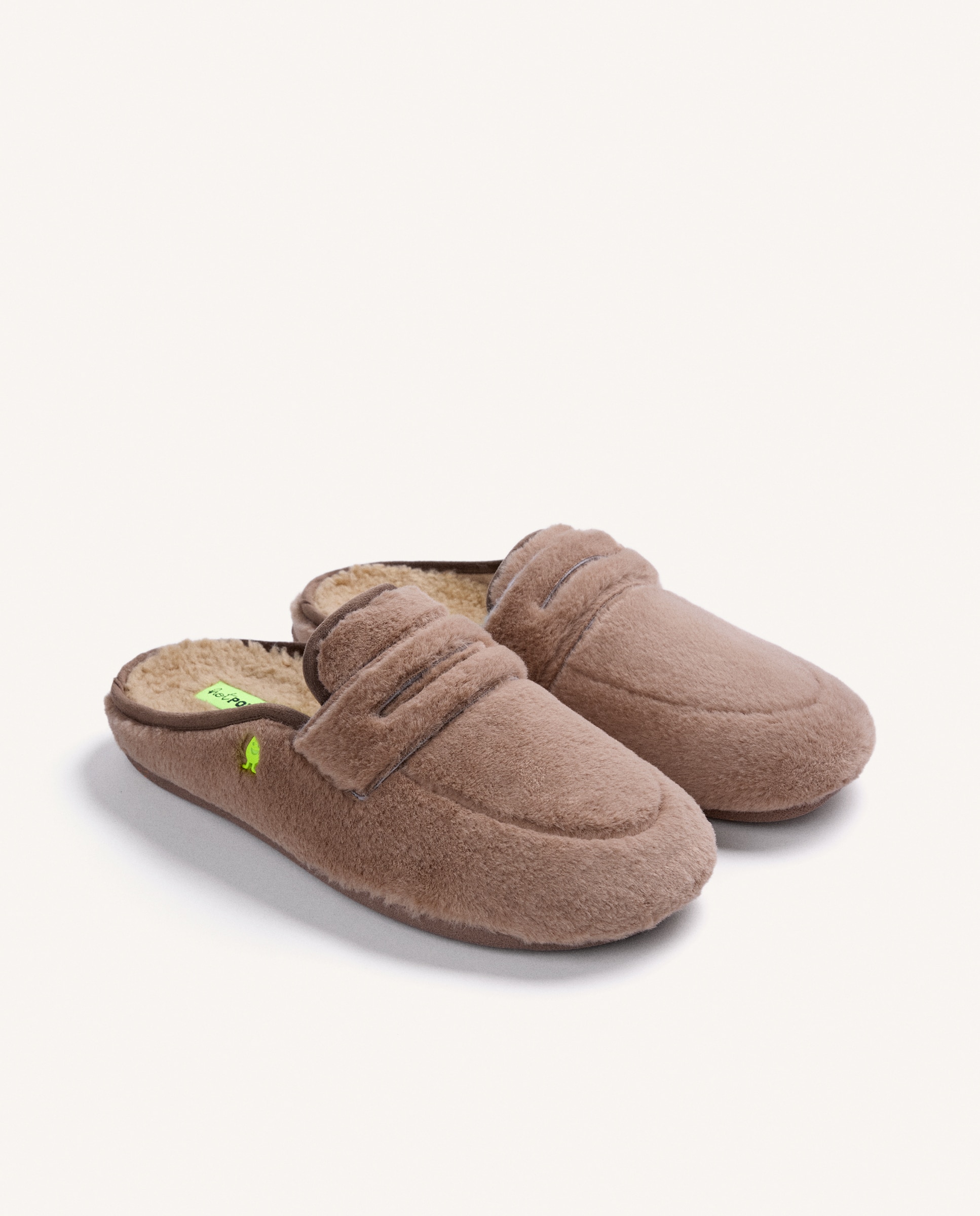 Pantufas Tipo Mocassins de Pelo Taupe-2