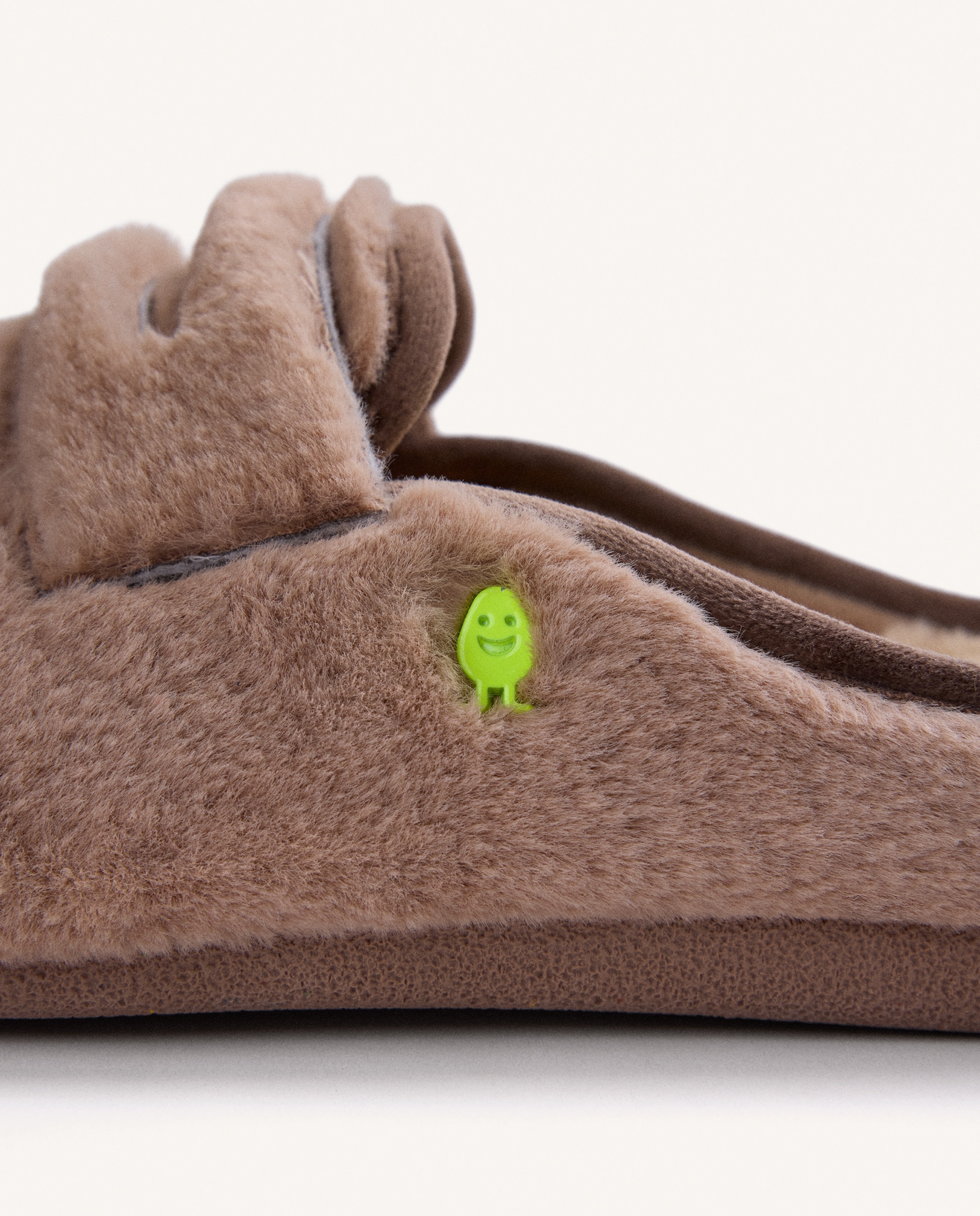 Pantufas Tipo Mocassins de Pelo Taupe-4