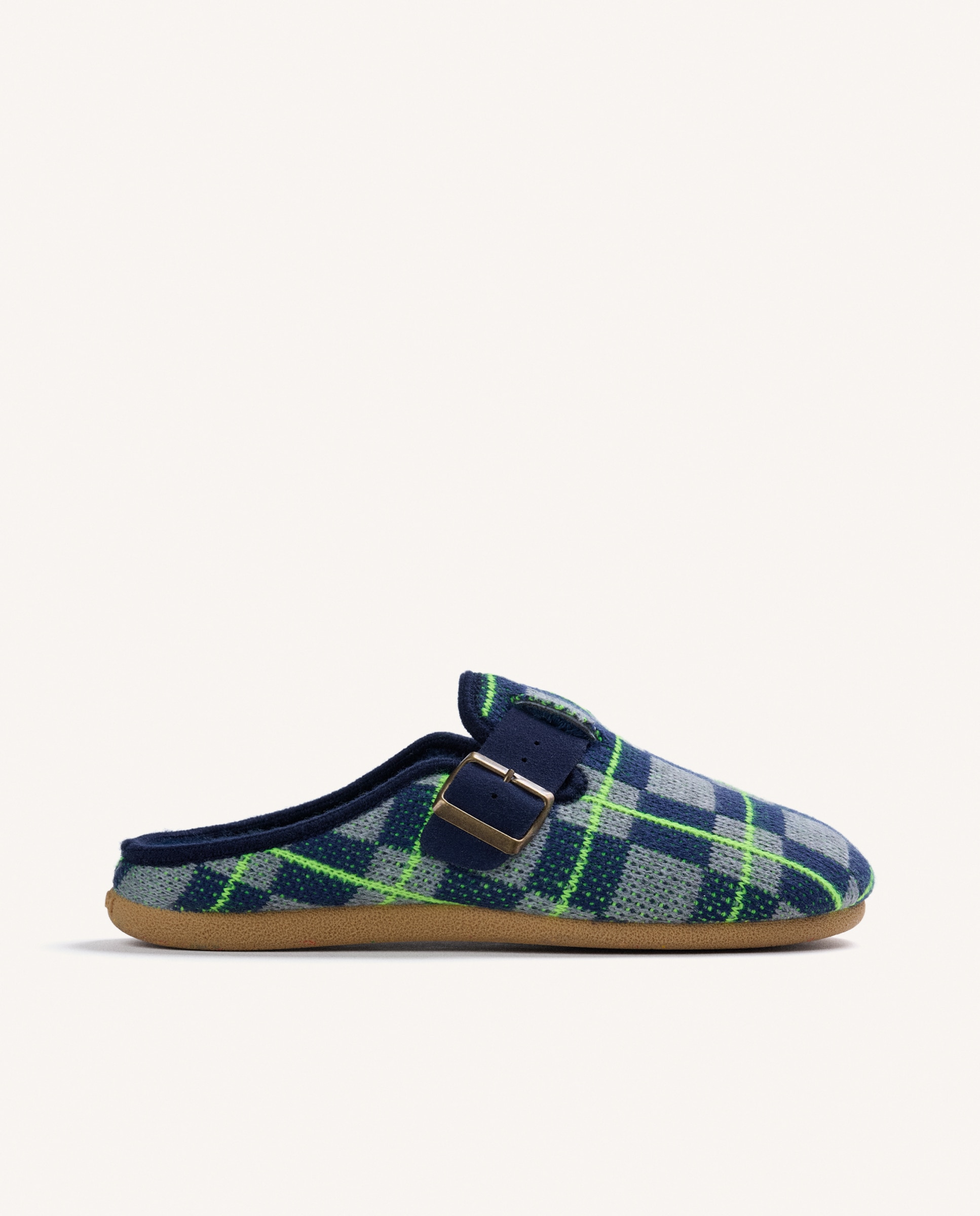 Imagem 0 de Pantufas Tipo Socas com Estampado Aos Quadrados e Contraste de Cores