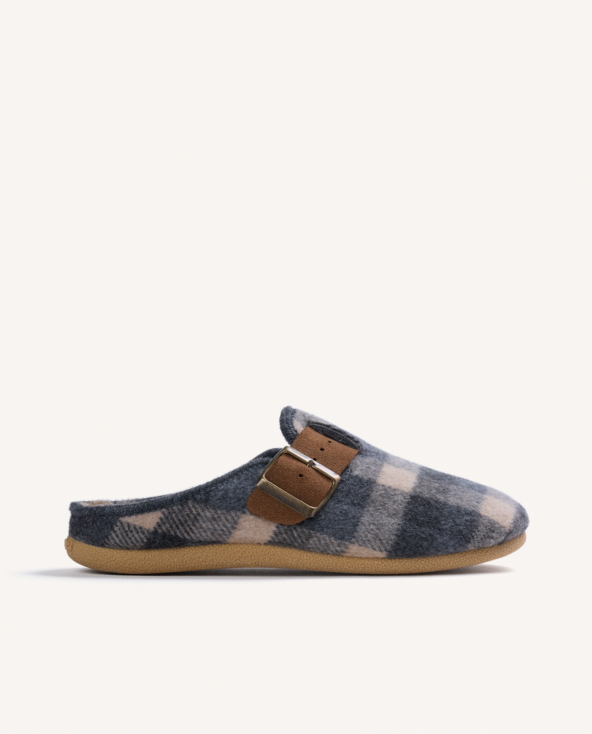 Imagem 1 de Pantufas Tipo Socas com Estampado Aos Quadrados e Contraste de Cores