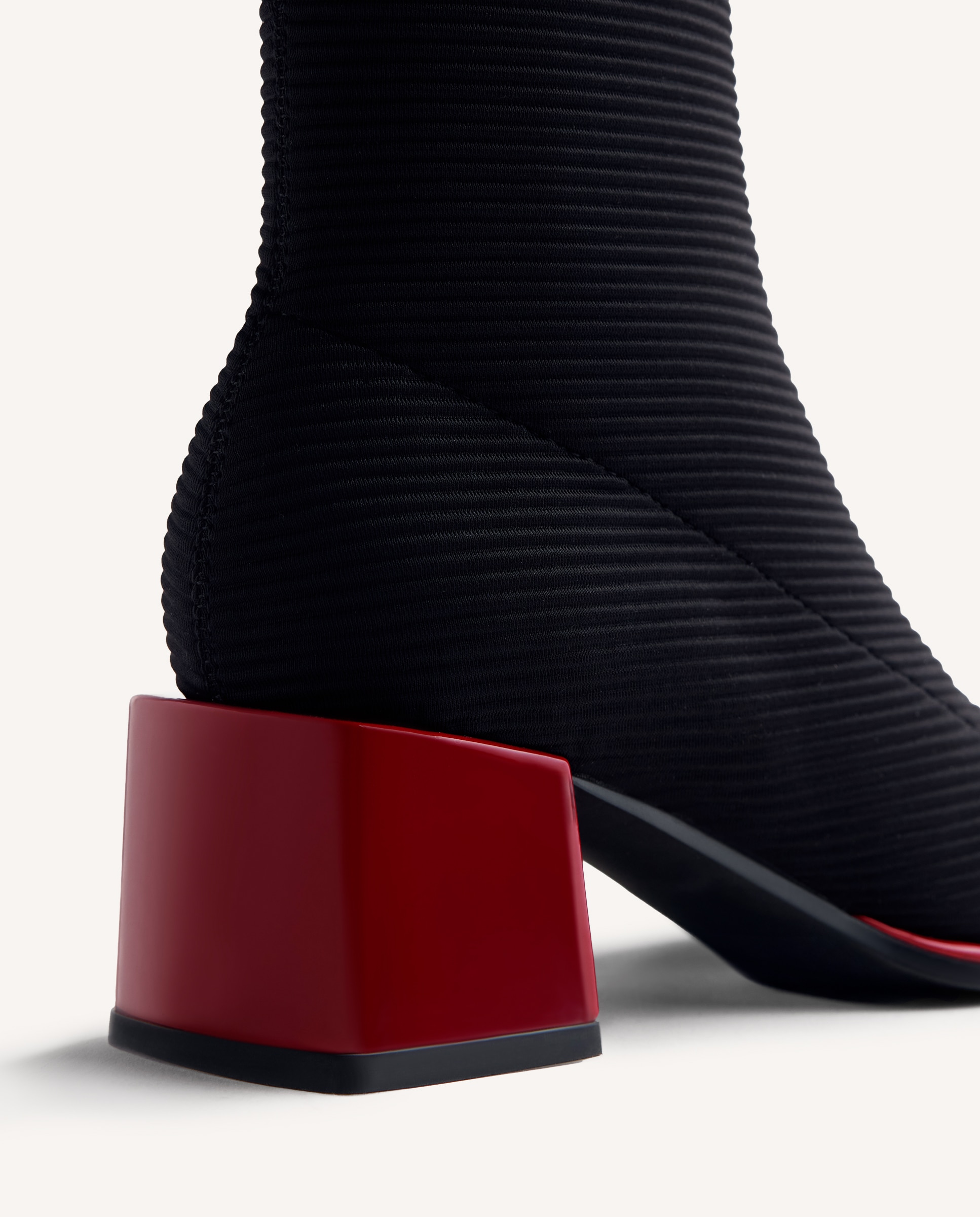 Botins Elásticos com Cano Tipo Meia e Salto Tipo Bloco e Cerco em Contraste Preto-4