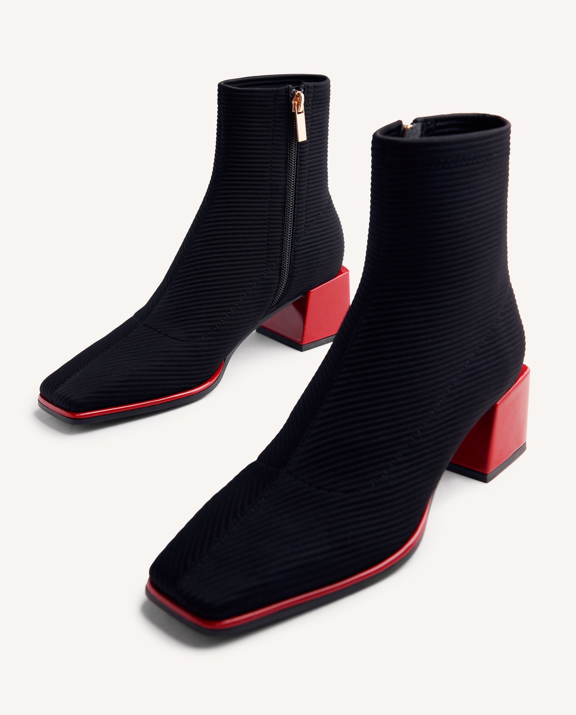 Botins Elásticos com Cano Tipo Meia e Salto Tipo Bloco e Cerco em Contraste Preto-6