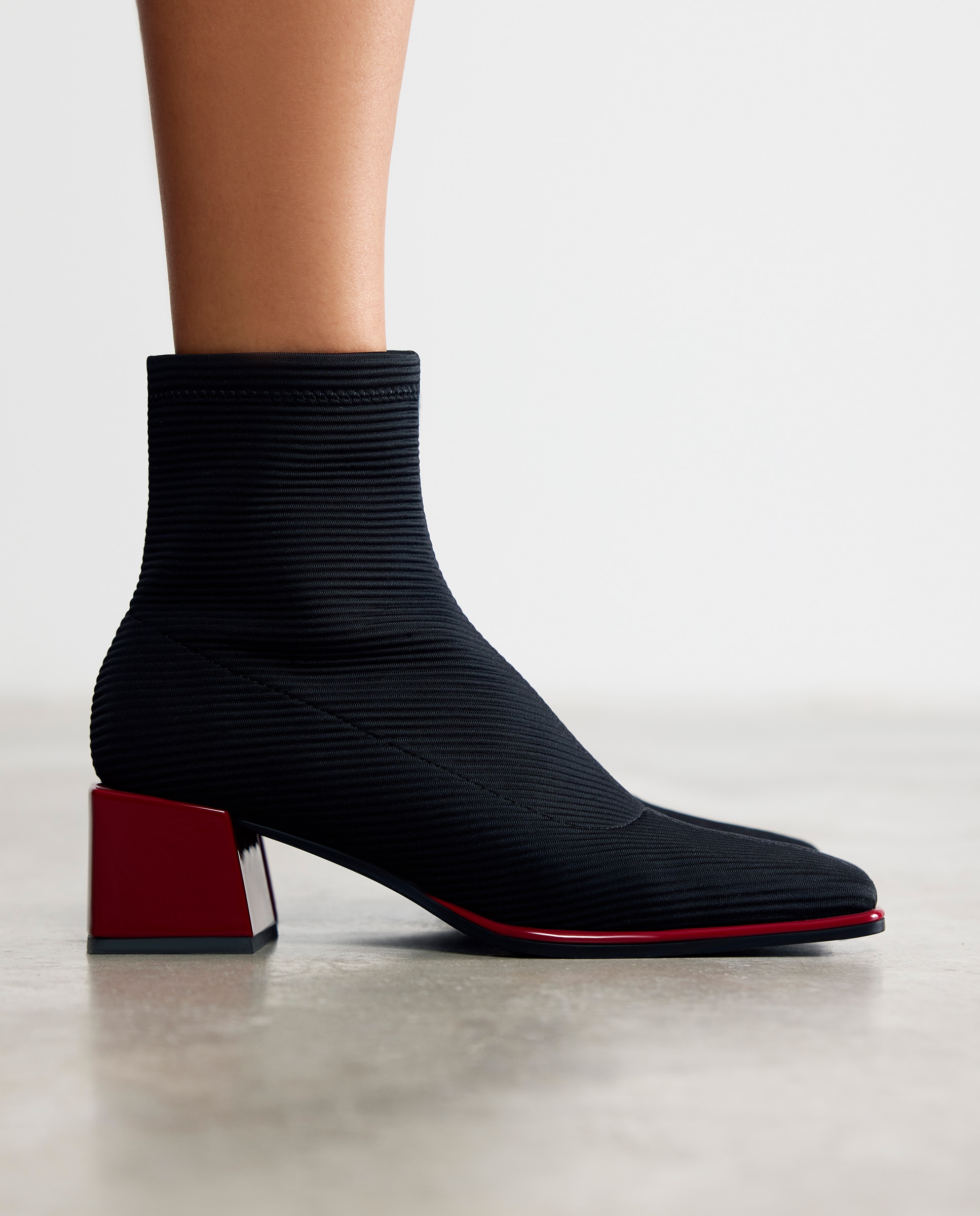 Botins Elásticos com Cano Tipo Meia e Salto Tipo Bloco e Cerco em Contraste Preto-7