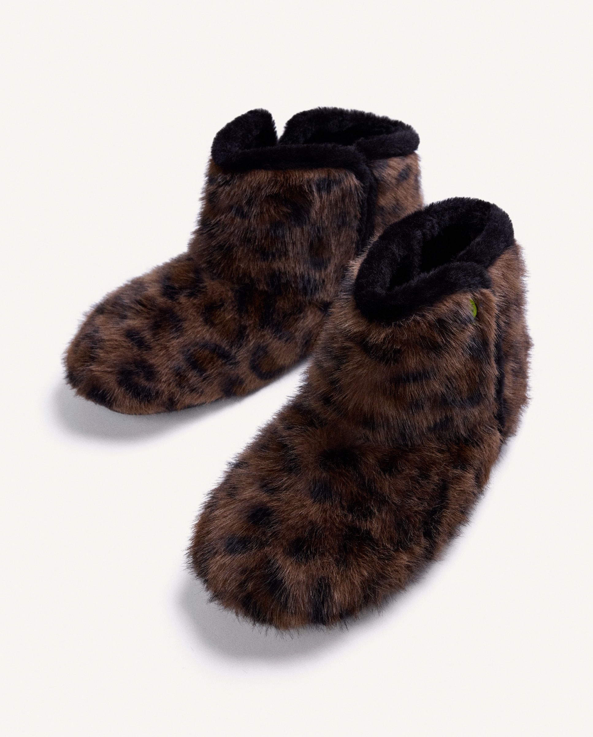 Pantufas Tipo Botim de Pelo Estampado-3