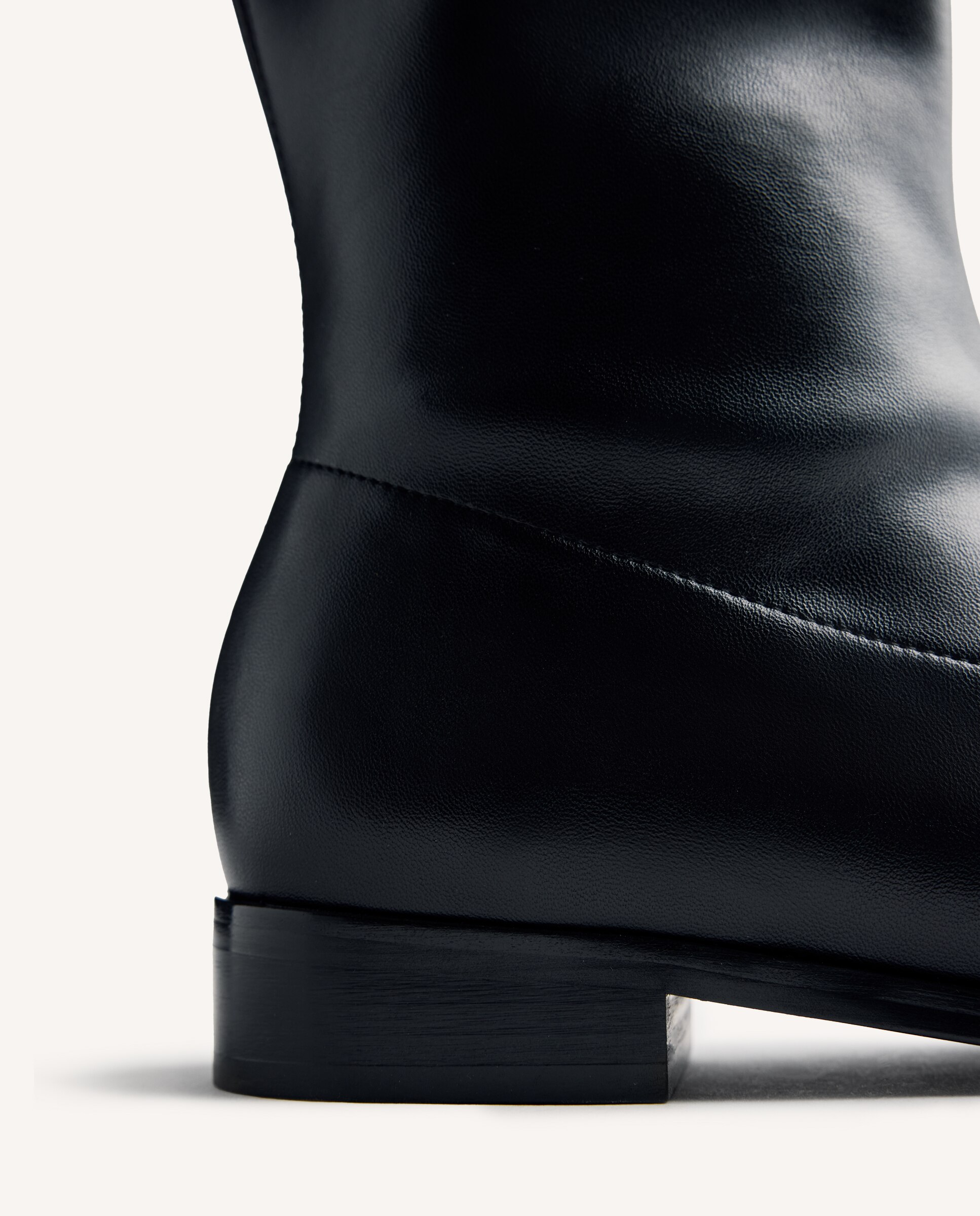 Botas Básicas com Cano Alto e Elástico e Biqueira Afiada Preto-5
