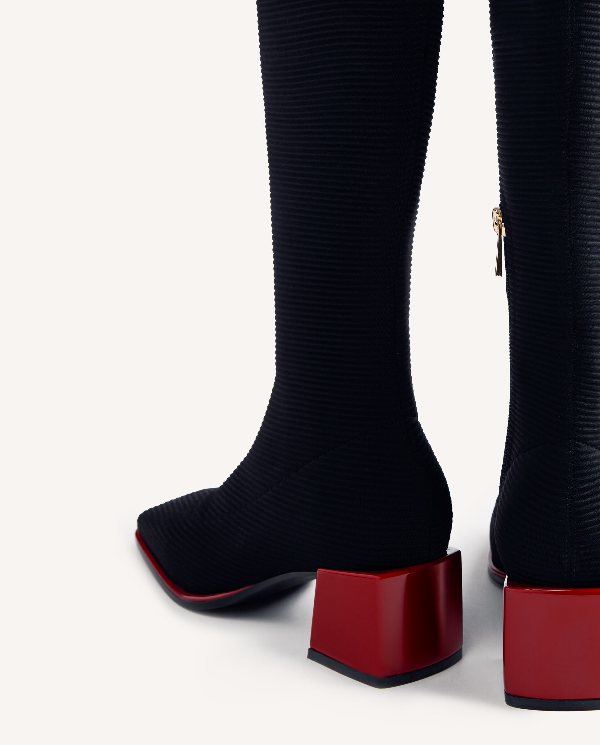 Botas Básicas com Cano Alto Tipo Meia e Tacão Tipo Bloco e Cerco em Contraste Preto-4