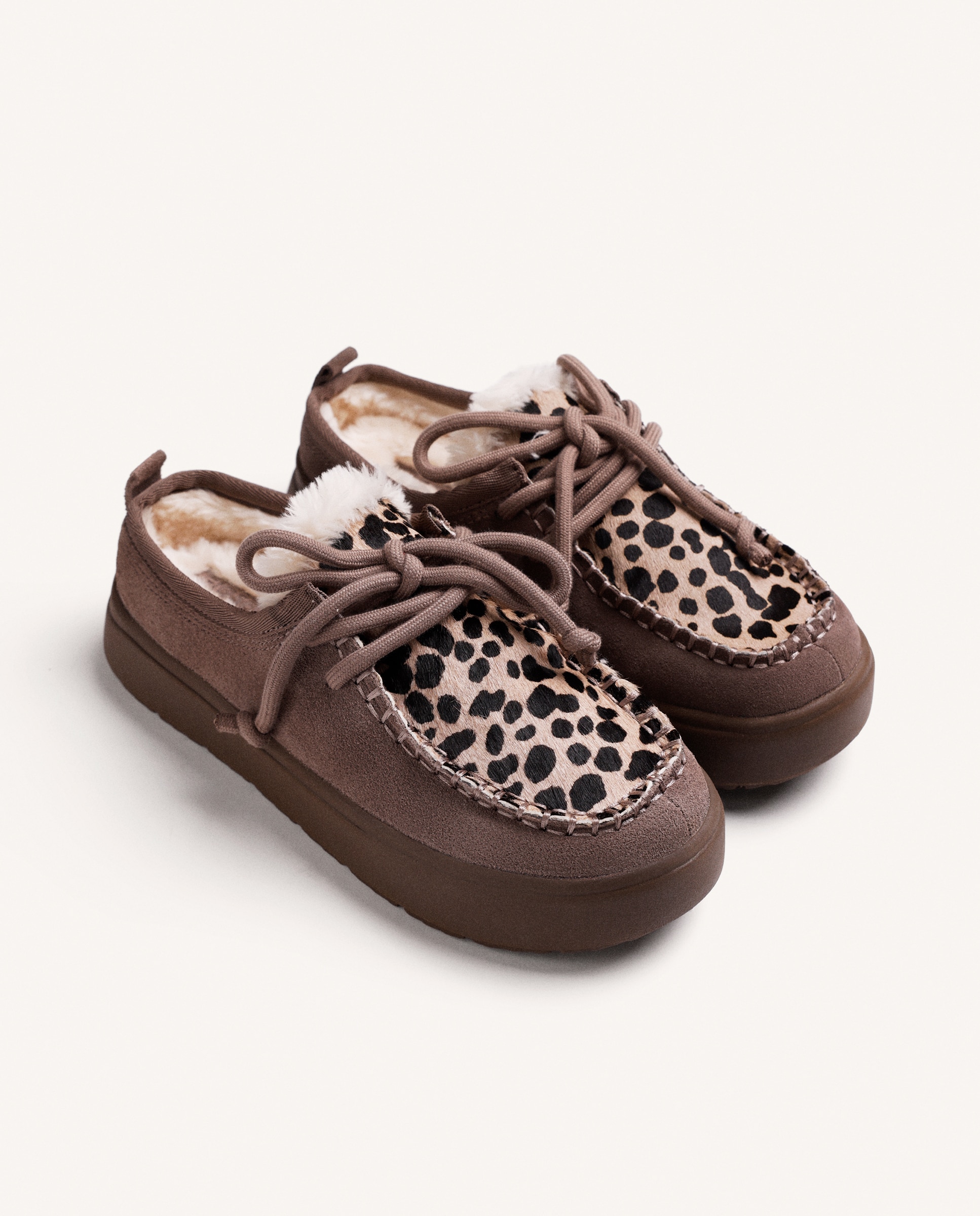 Socas Rasas em Pele Camurça com Estampado de Leopardo e Plataforma Taupe-2