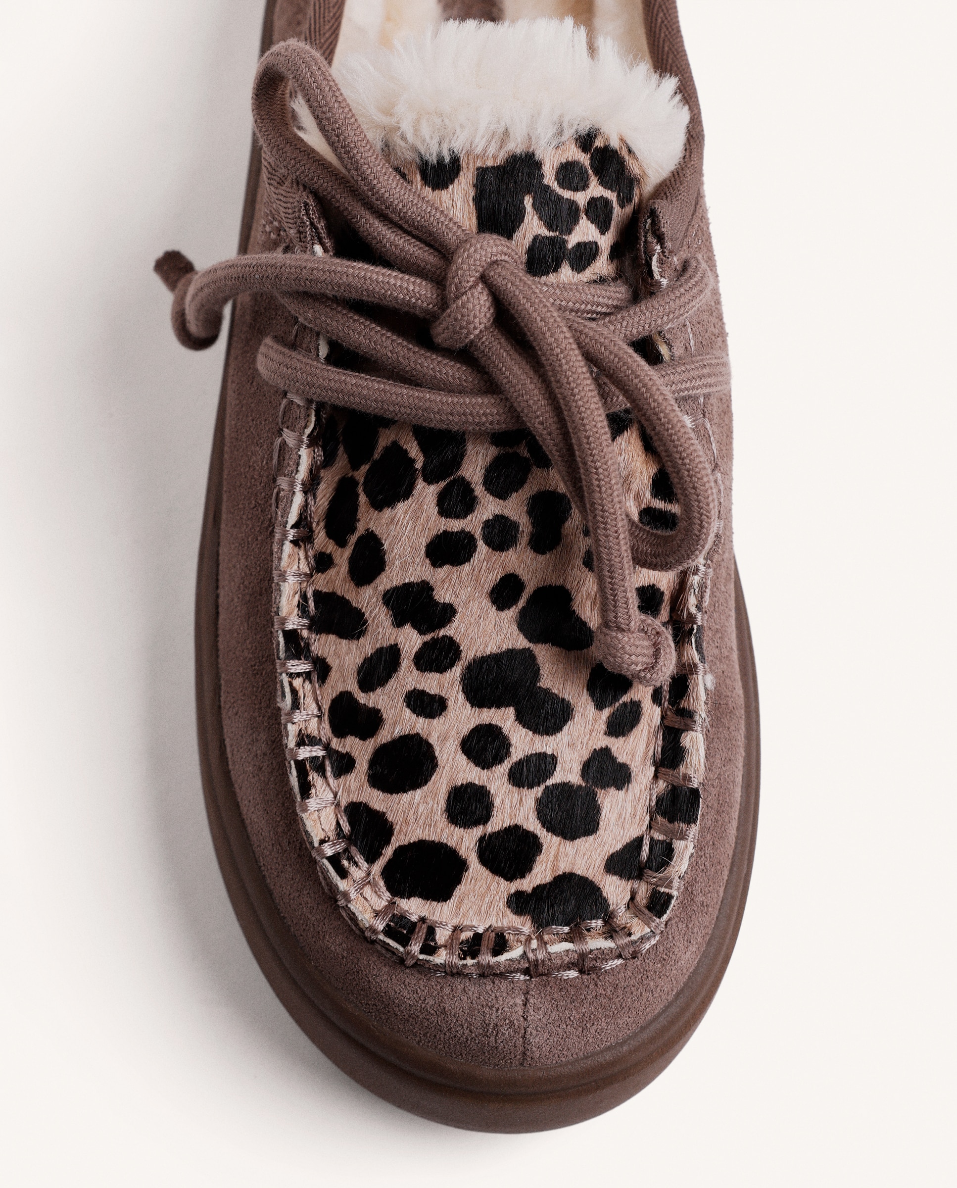 Socas Rasas em Pele Camurça com Estampado de Leopardo e Plataforma Taupe-3