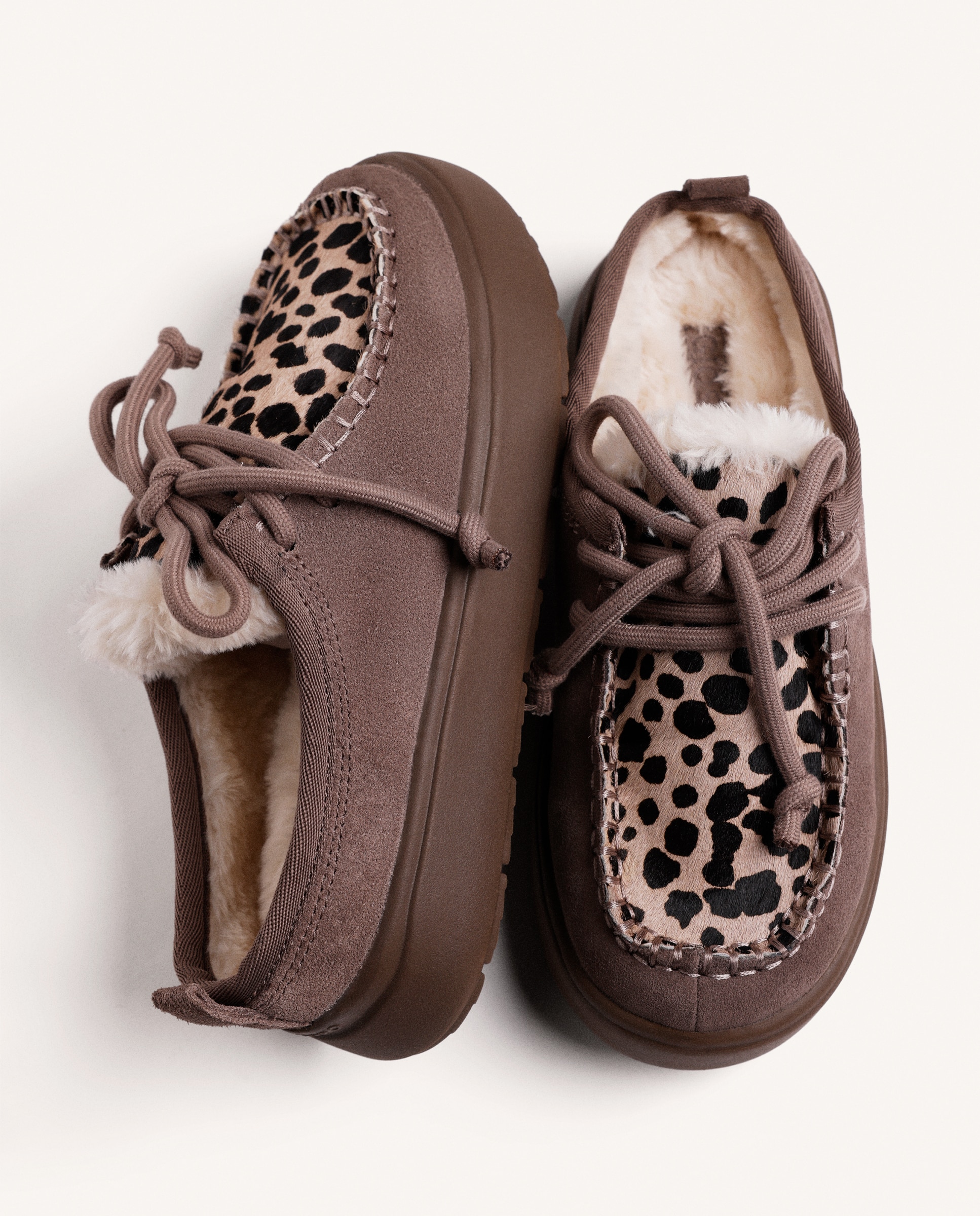Socas Rasas em Pele Camurça com Estampado de Leopardo e Plataforma Taupe-4