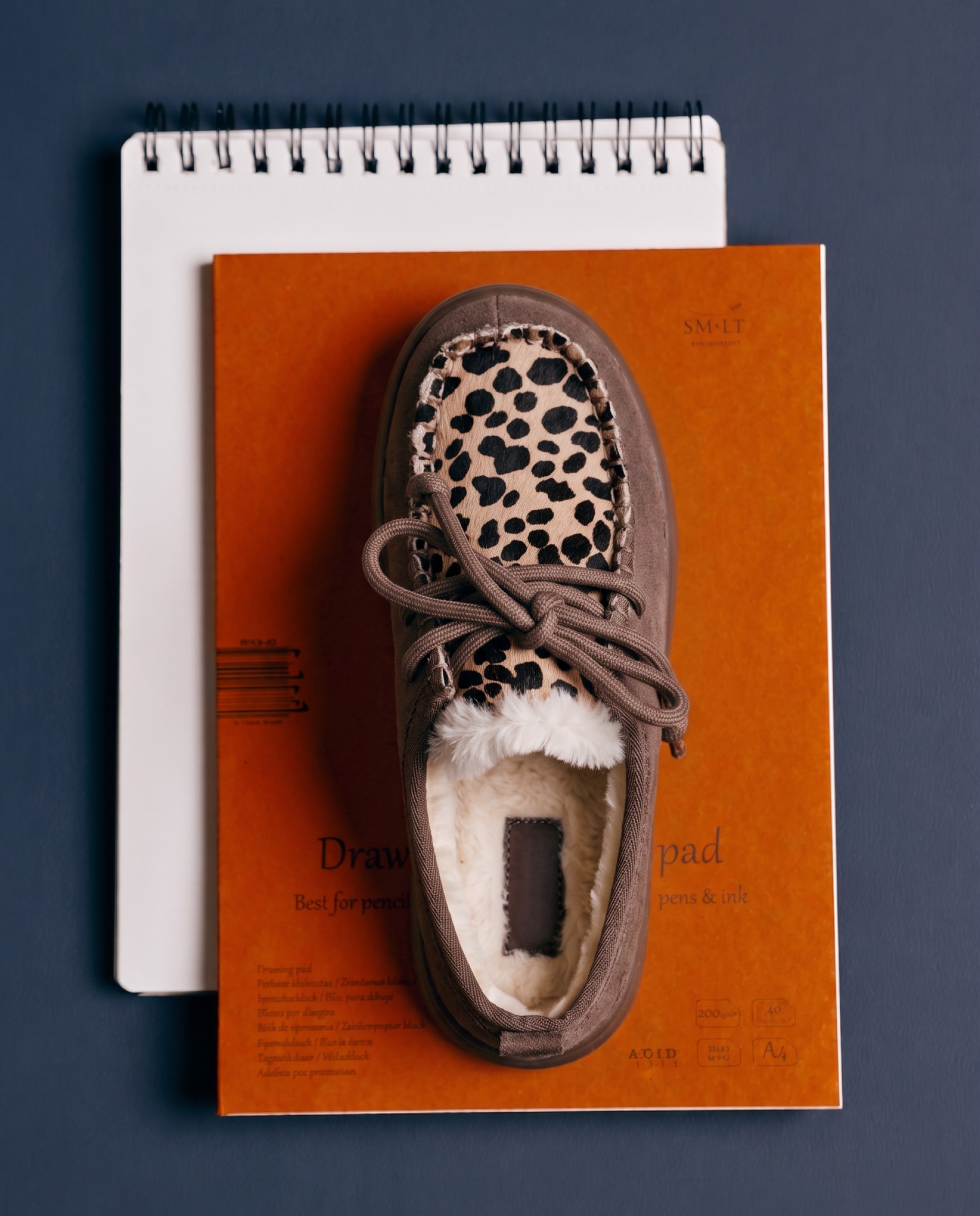 Socas Rasas em Pele Camurça com Estampado de Leopardo e Plataforma Taupe-5