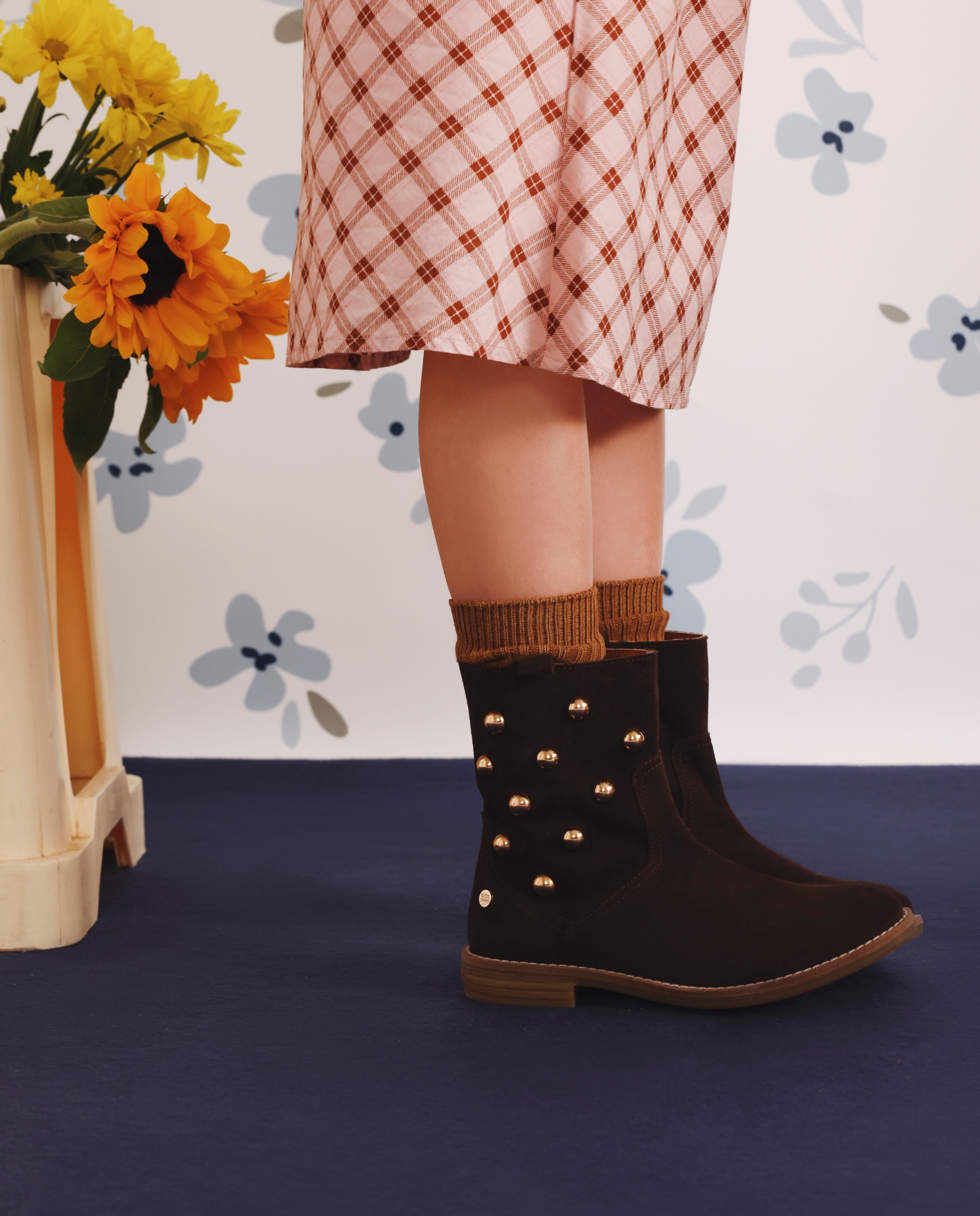 Botins Infantil de Pele com Tachas Douradas Laterais Chocolate-5