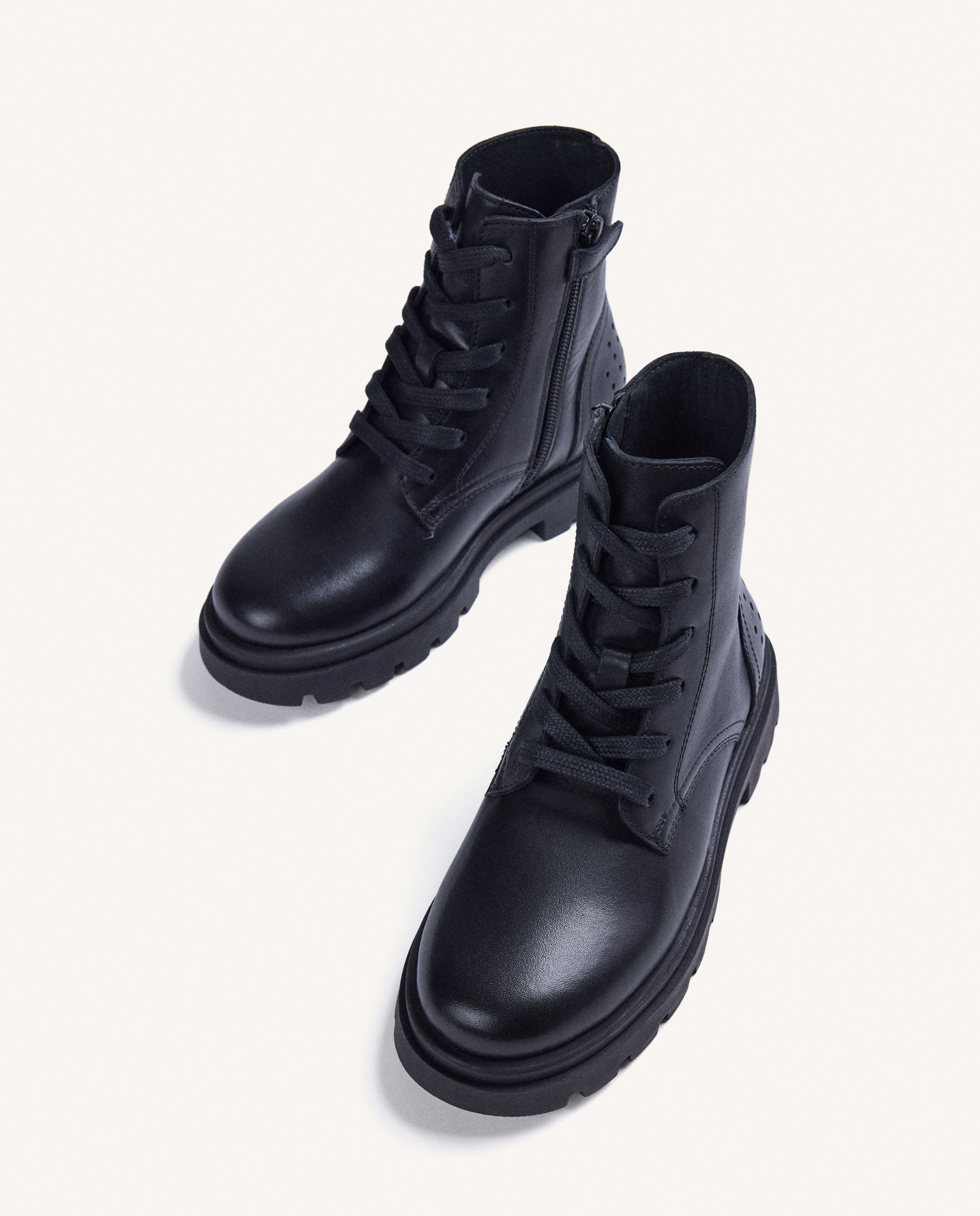 Botas Infantil de Pele em Preto com Fecho Zip Lateral Preto-3