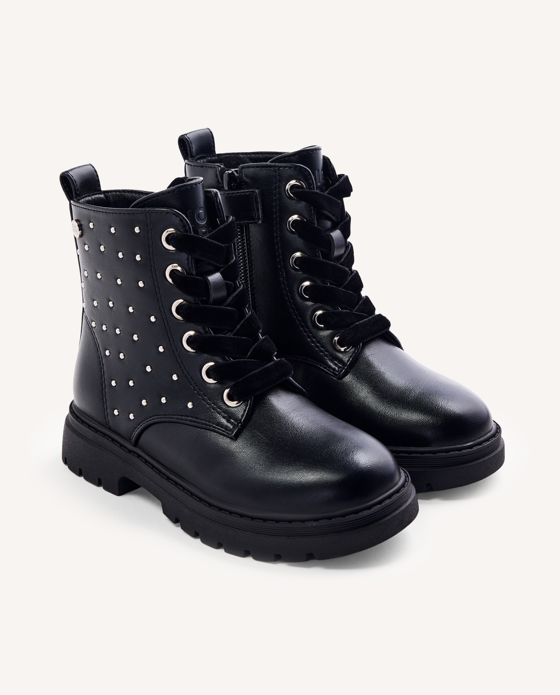 Botas com Tachas e Fecho Zip Preto-2