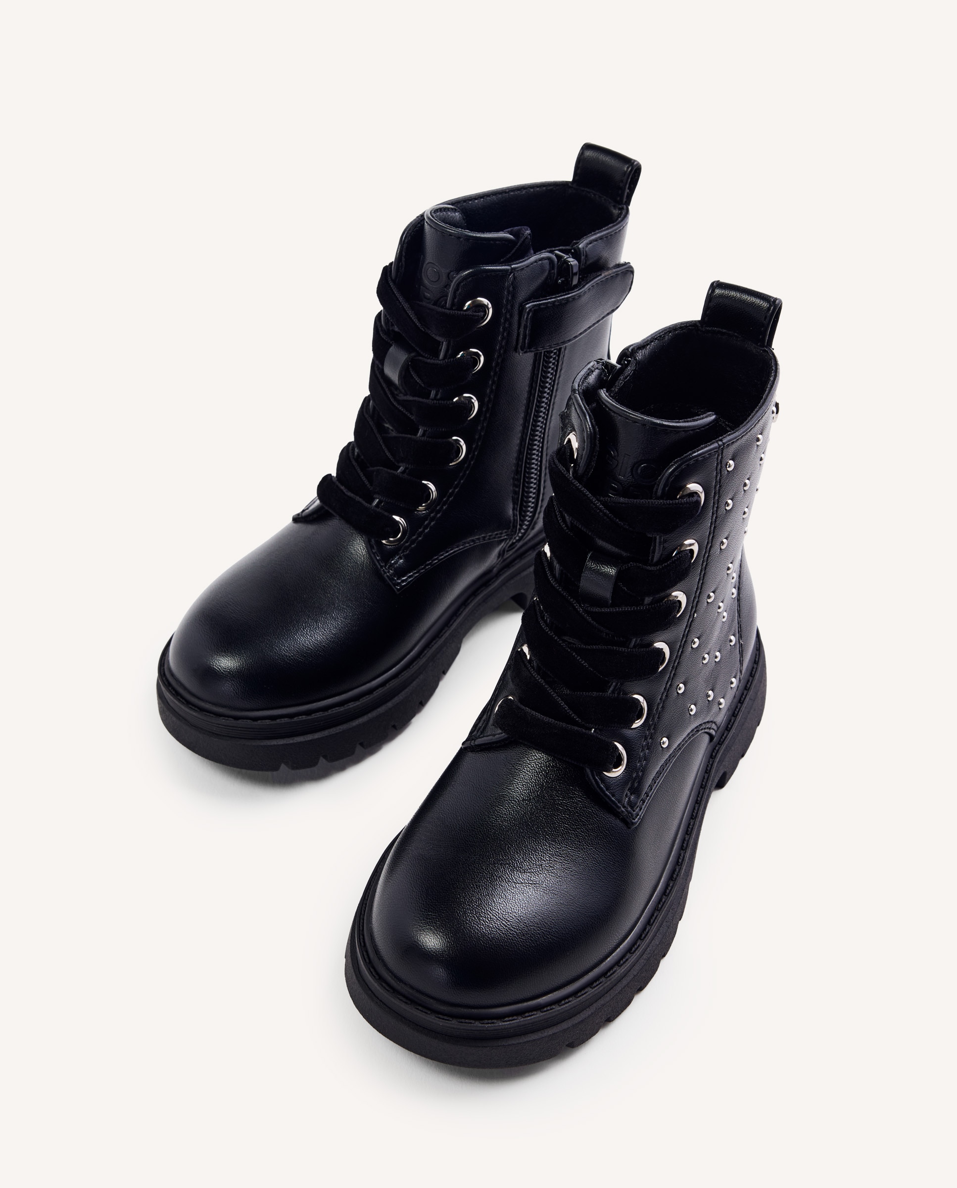Botas com Tachas e Fecho Zip Preto-3