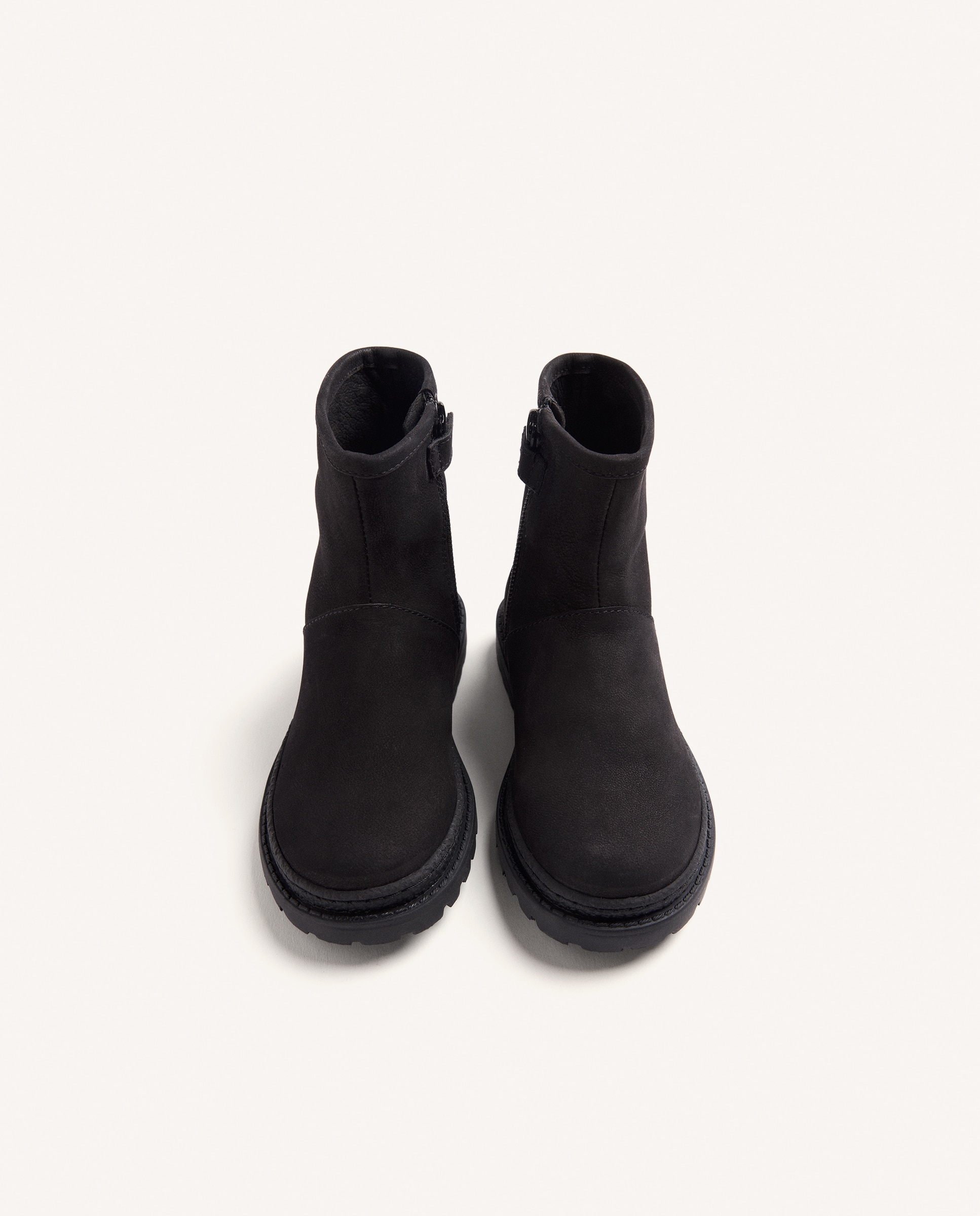 Botas Infantil de Pele com Sola Track e Fecho Zip Lateral Preto-3