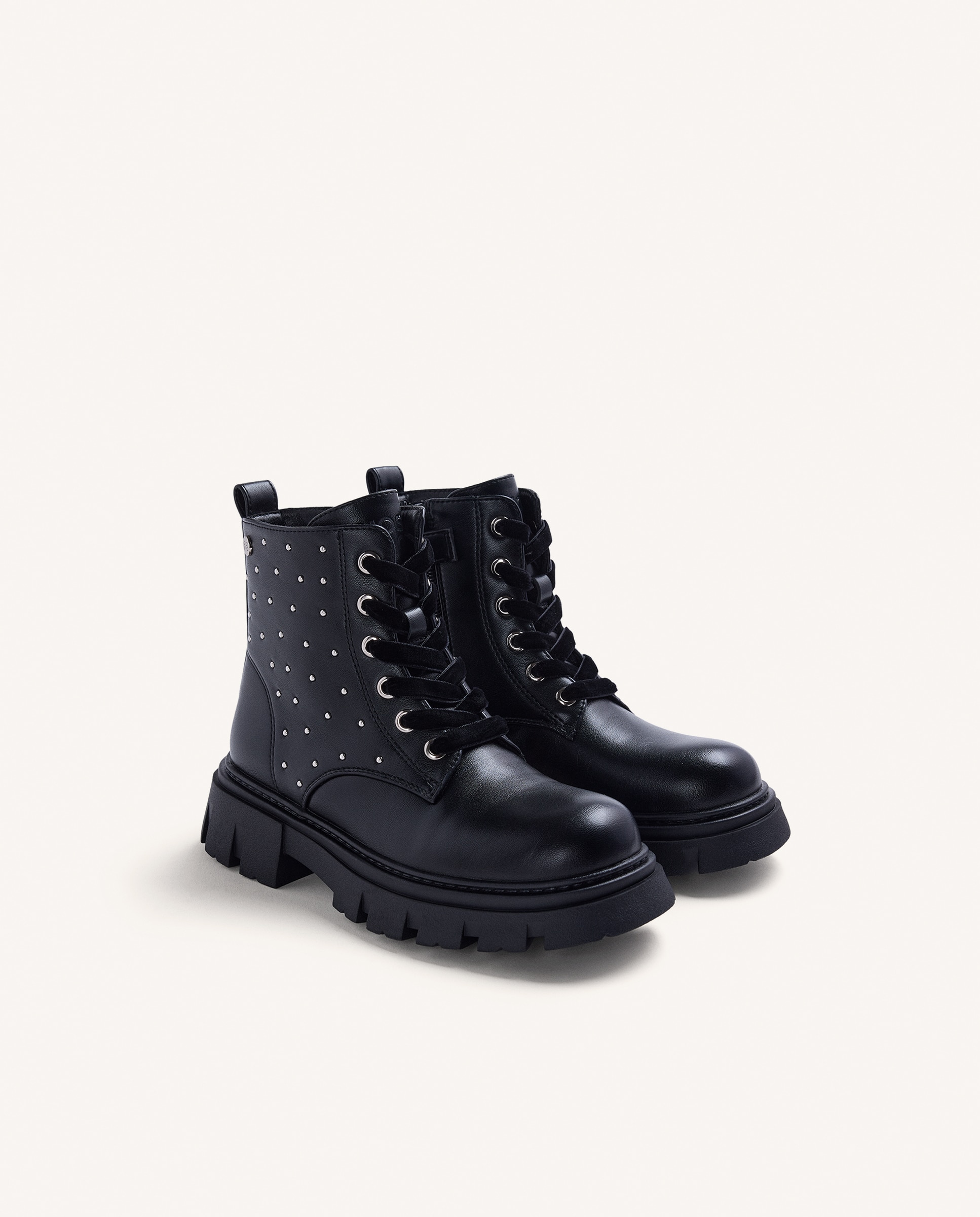 Botas com Detalhe de Tachas com Fecho Zip Lateral Preto-2