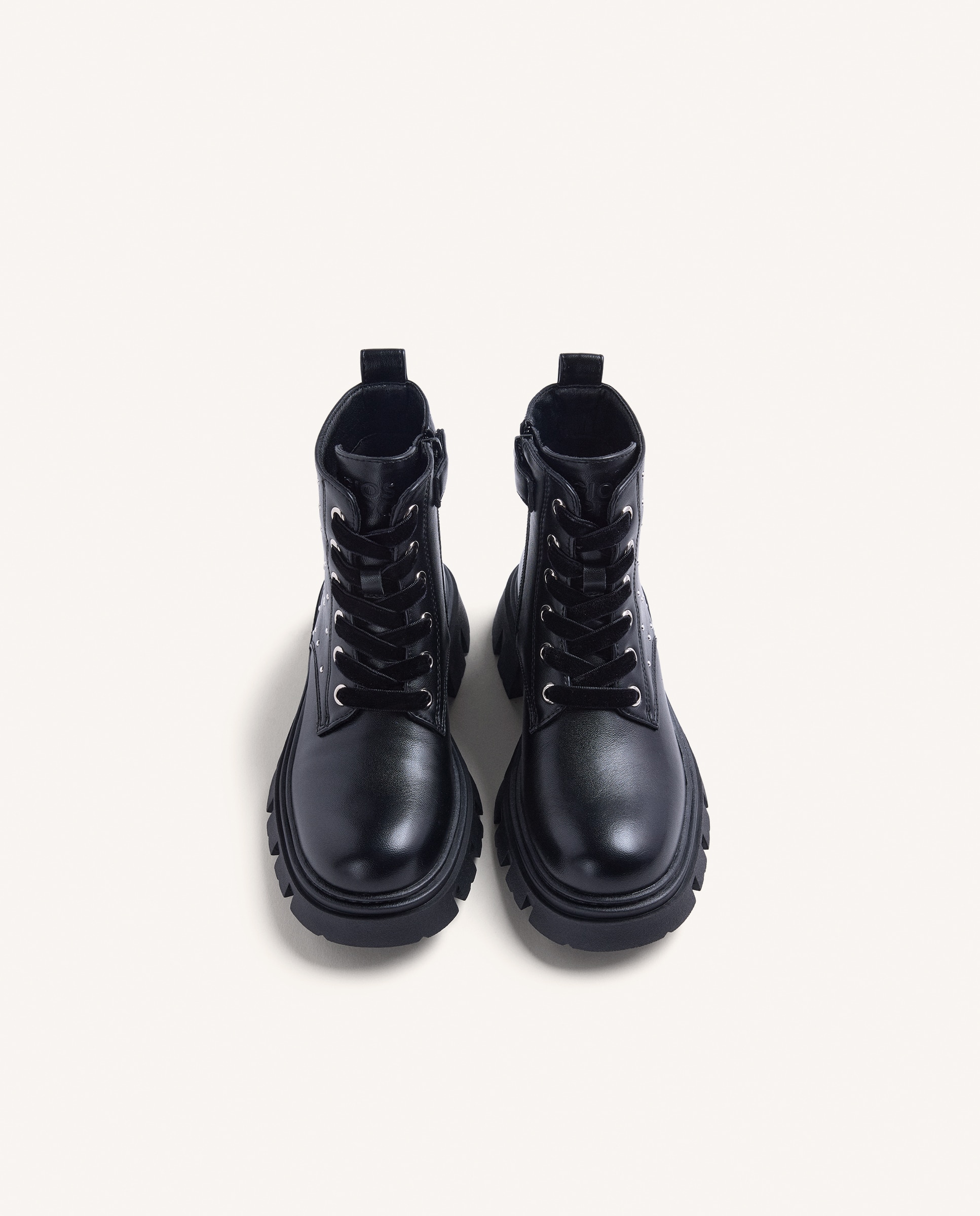 Botas com Detalhe de Tachas com Fecho Zip Lateral Preto-3