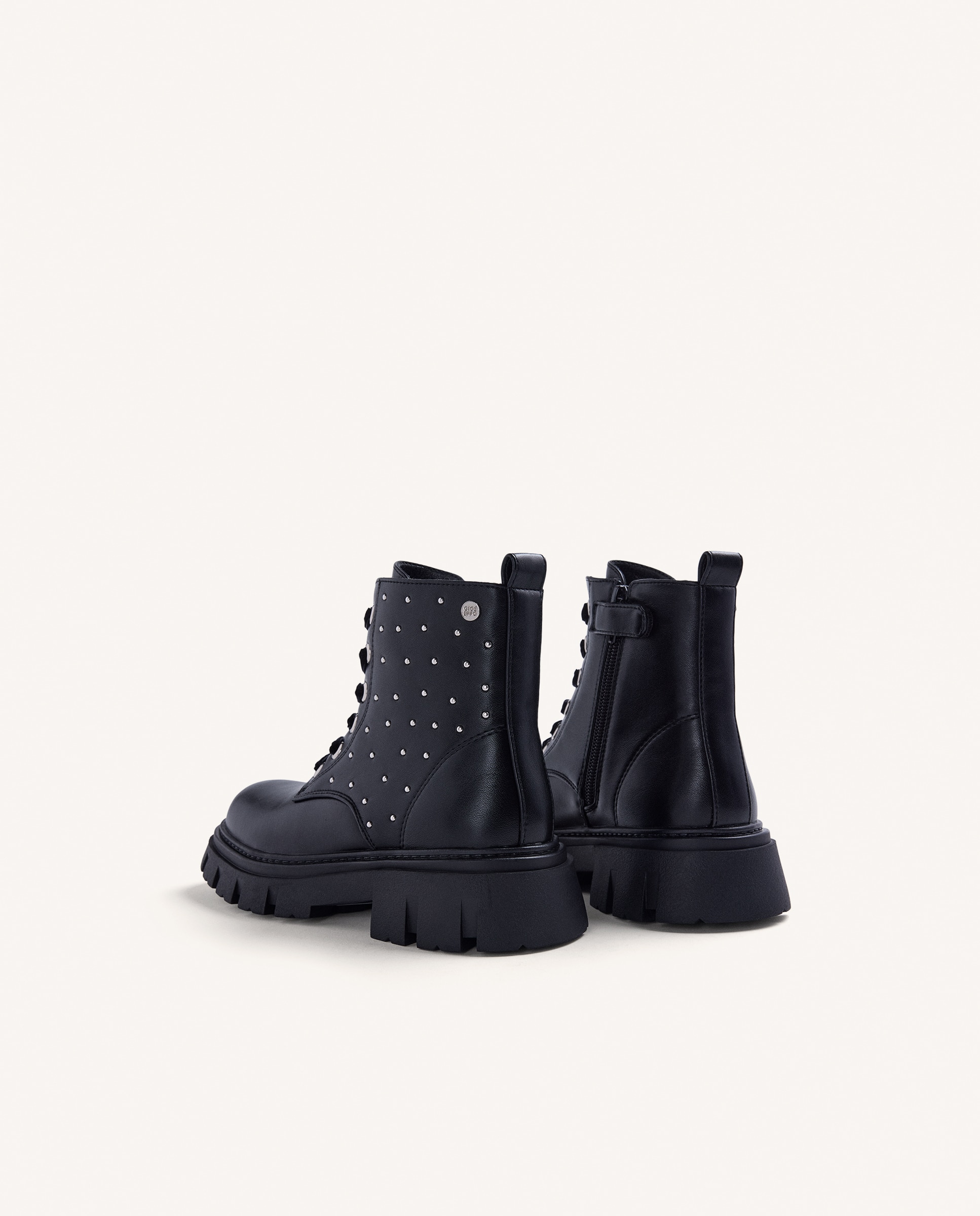 Botas com Detalhe de Tachas com Fecho Zip Lateral Preto-4