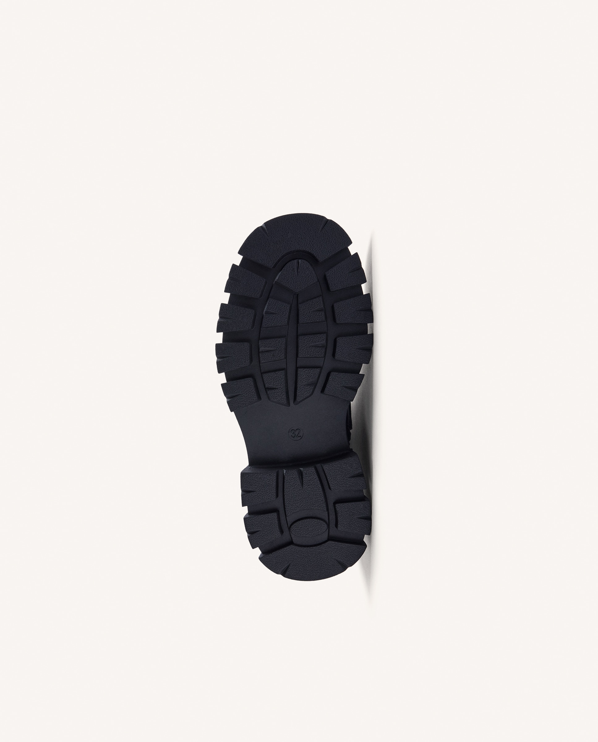 Botas com Detalhe de Tachas com Fecho Zip Lateral Preto-5