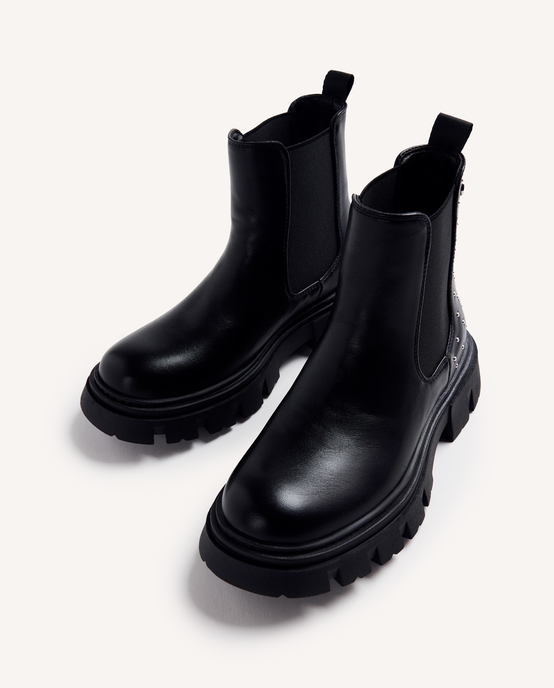 Botas Chelsea com Sola Track e Tachas no Calcanhar Preto-3