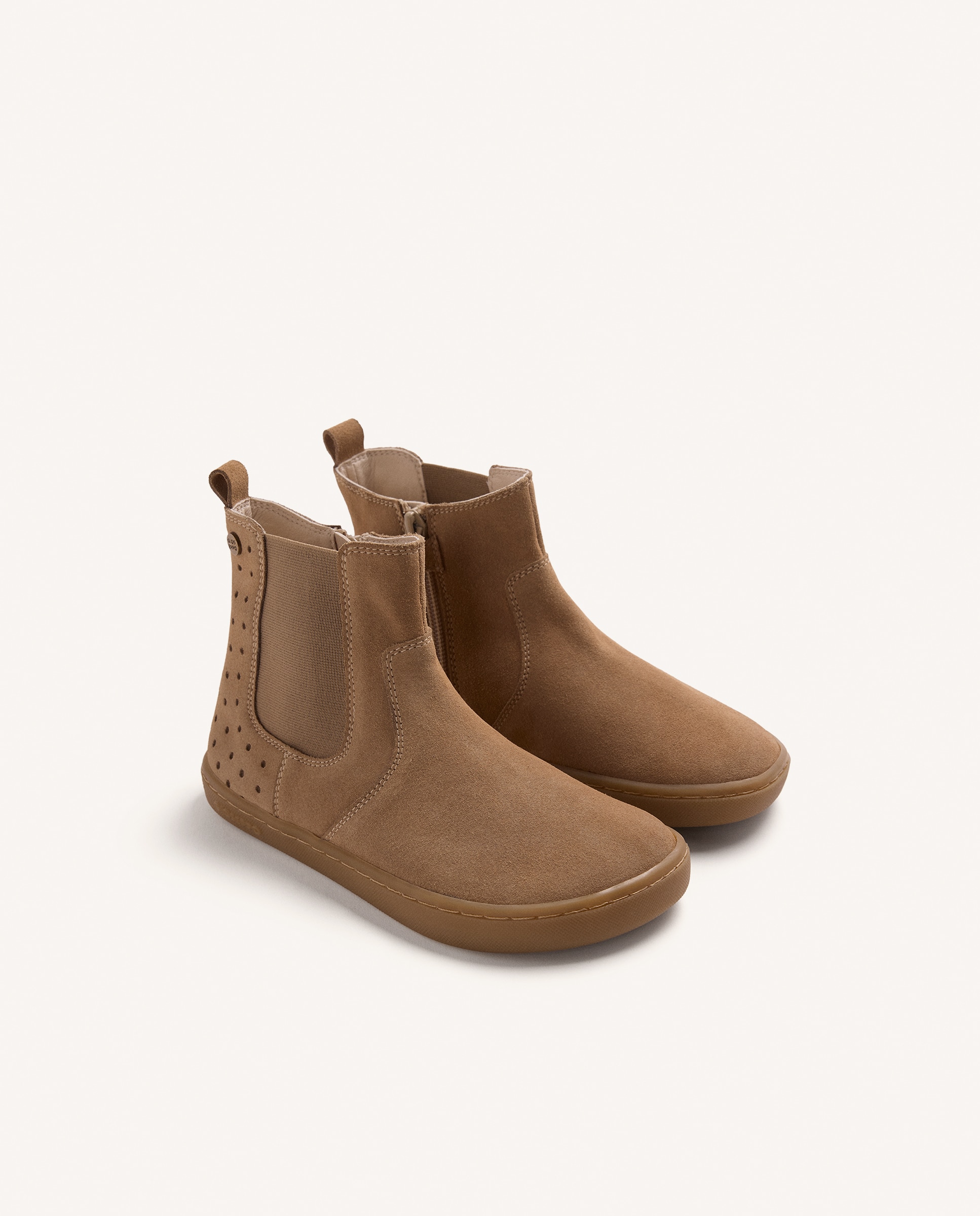 Botins Chelsea Barefoot de Pele com Detalhe Perfurado Areia-2