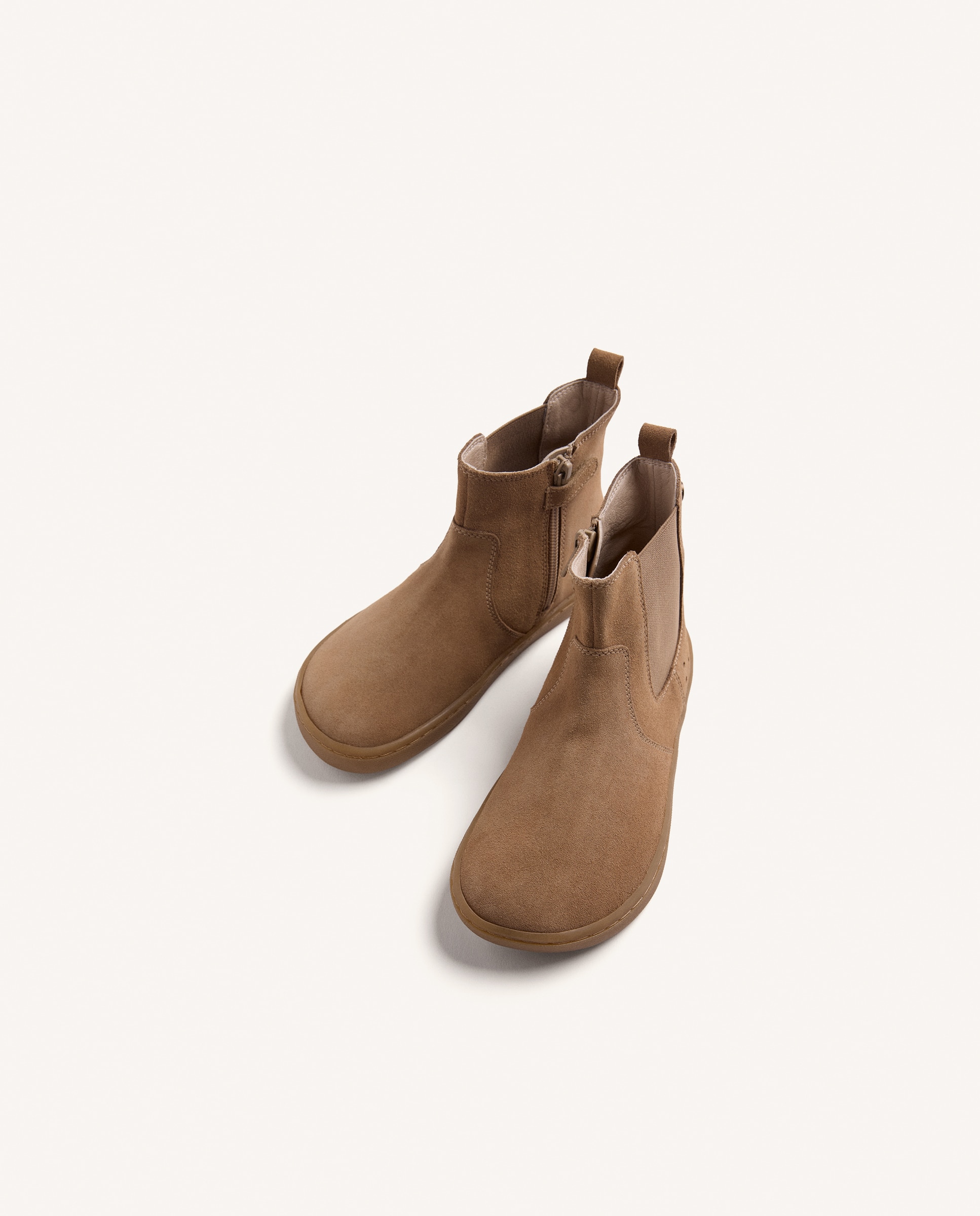 Botins Chelsea Barefoot de Pele com Detalhe Perfurado Areia-3