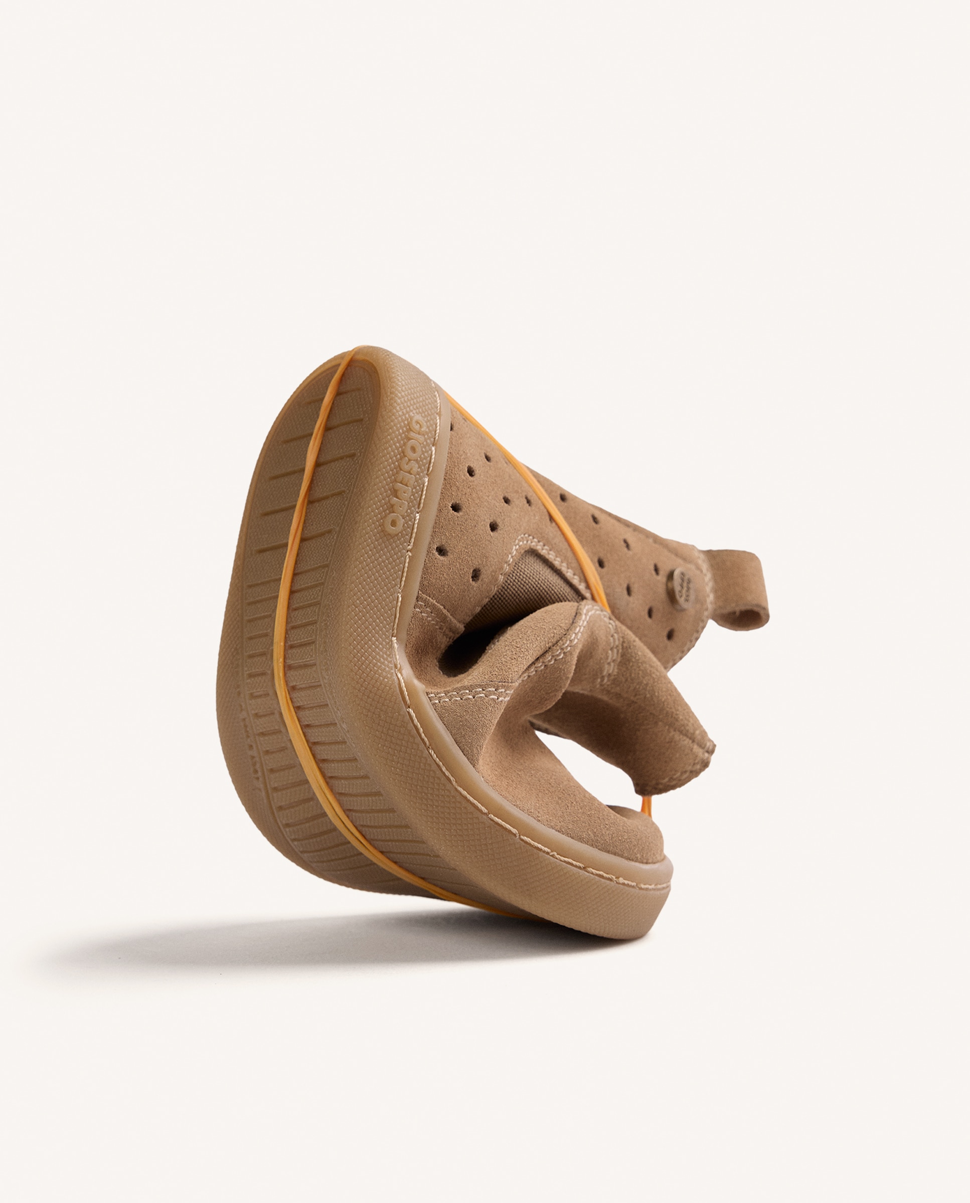 Botins Chelsea Barefoot de Pele com Detalhe Perfurado Areia-5