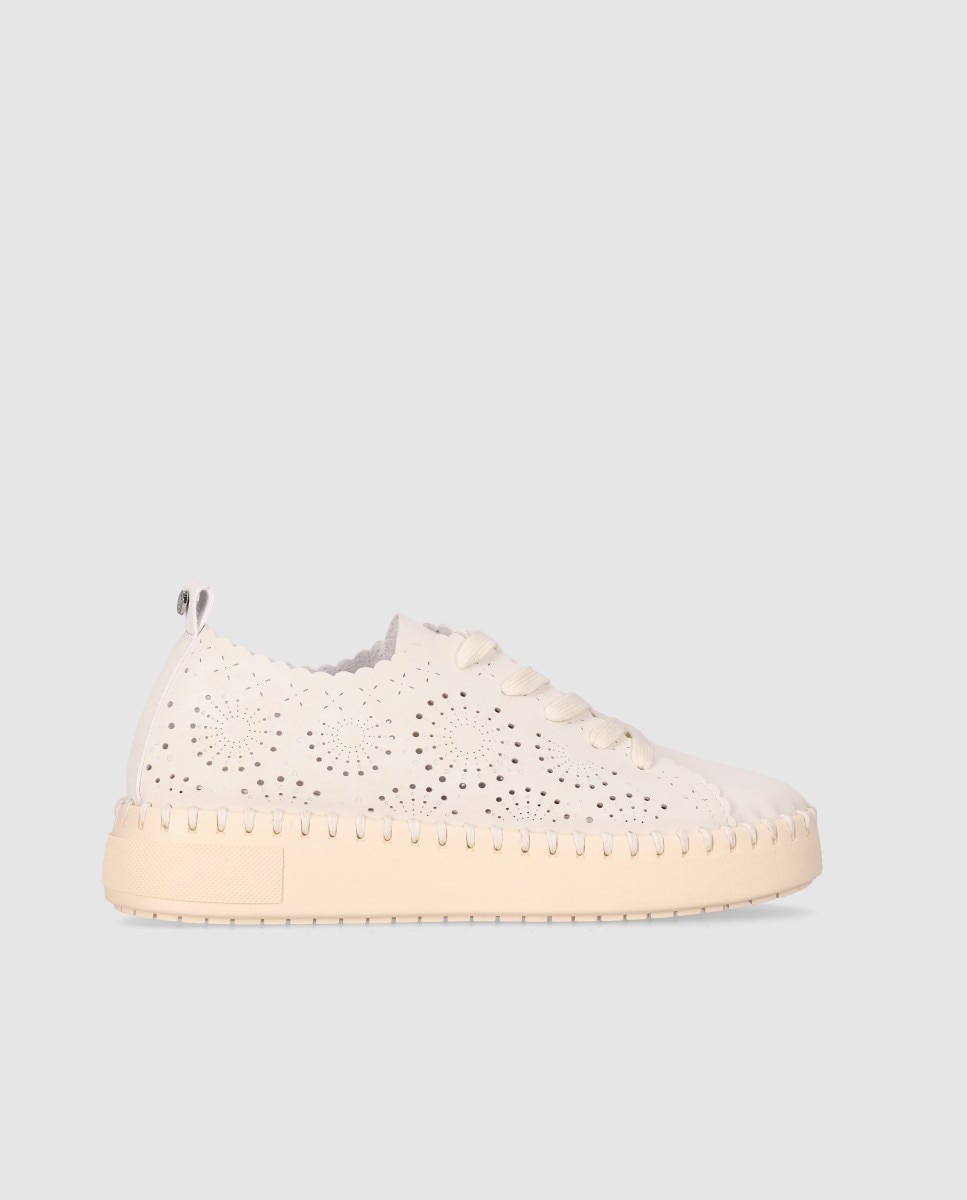 Imagem 0 de Sapatos de Cordões com Perfurados Decorativos e Fecho com Atacadores