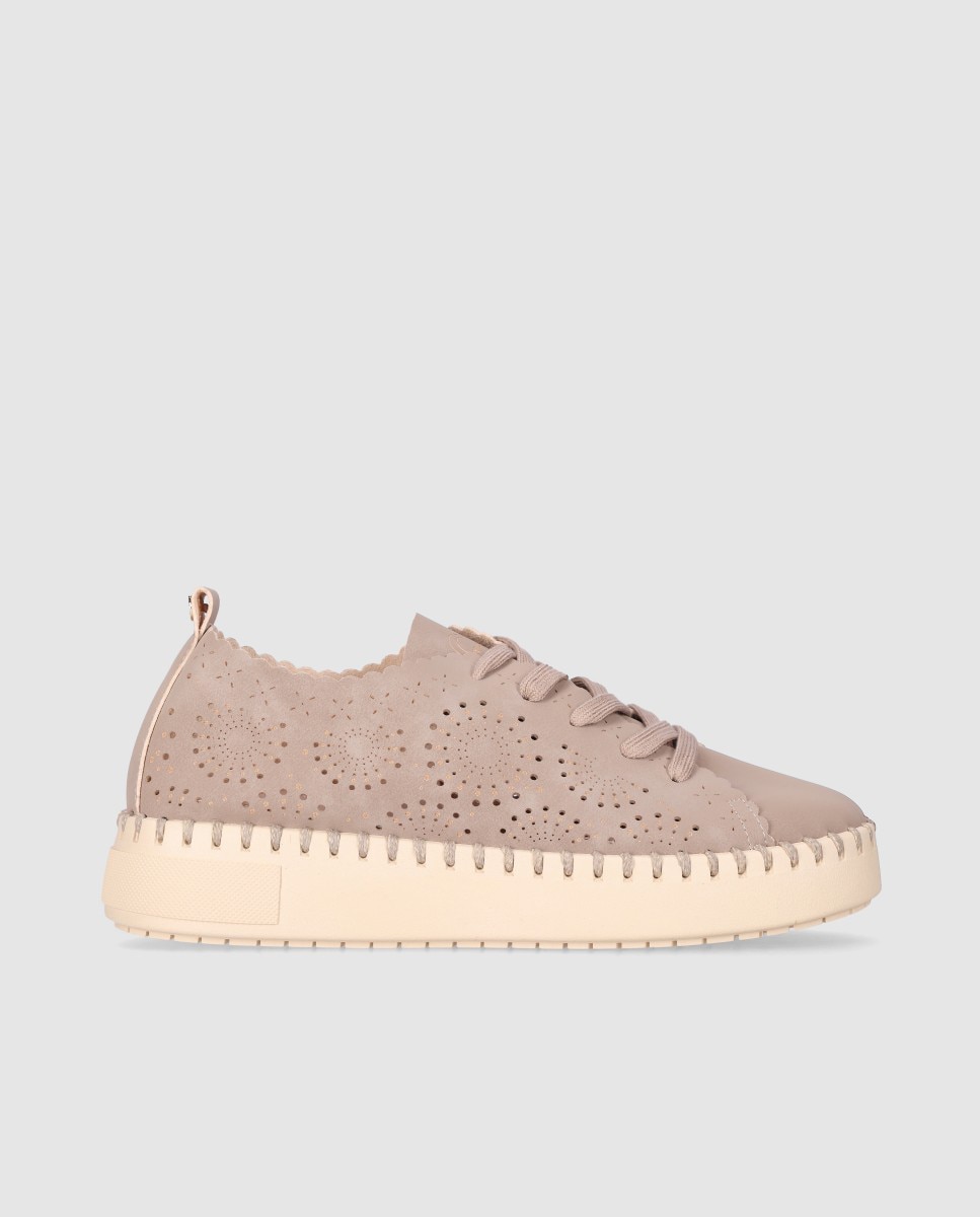 Imagem 0 de Sapatos de Cordões com Perfurados Decorativos e Fecho com Atacadores