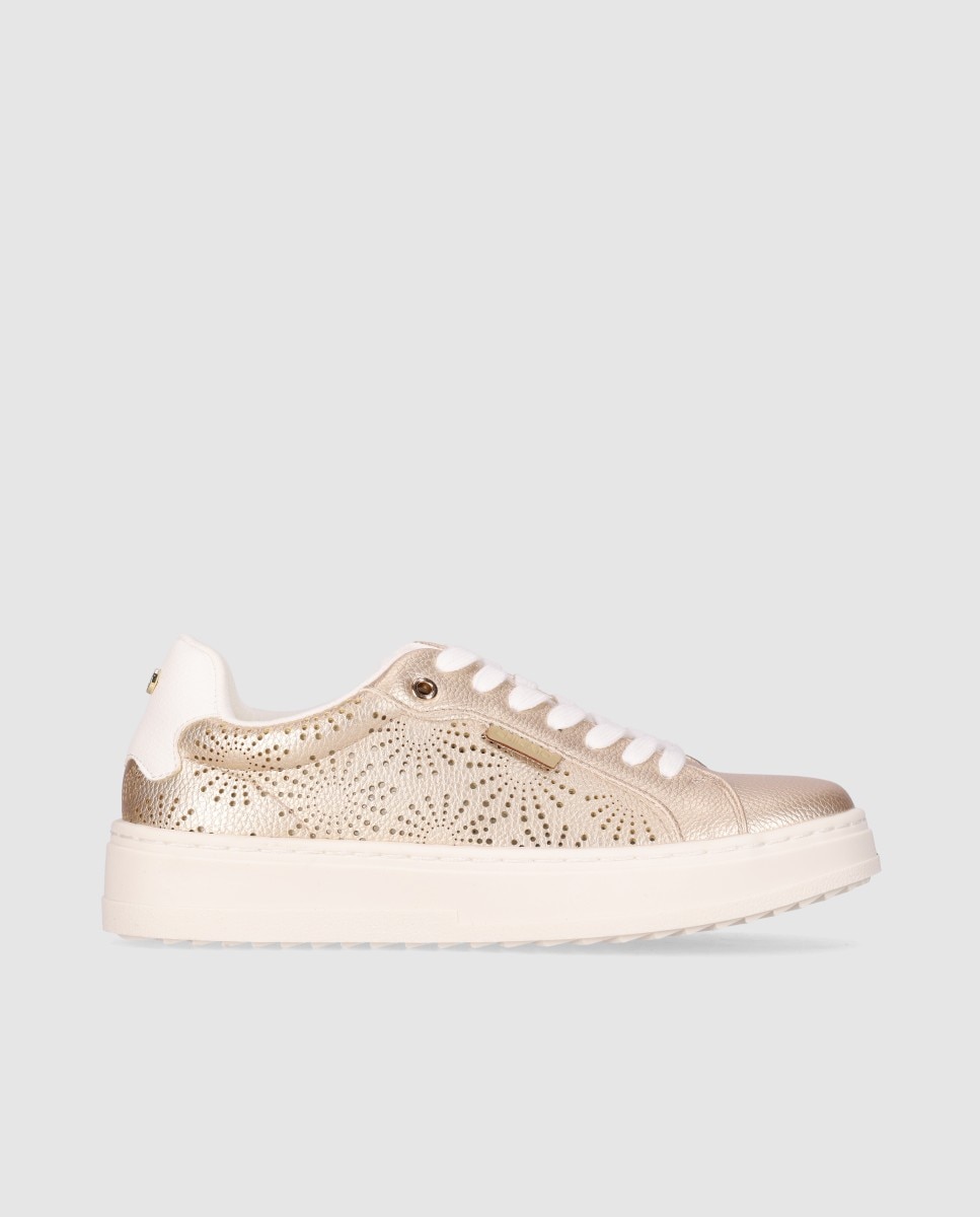 Imagem 0 de Sapatilhas Básicas com Sola Grossa, Perfurados Laterais Decorativos e Fecho com Atacadores