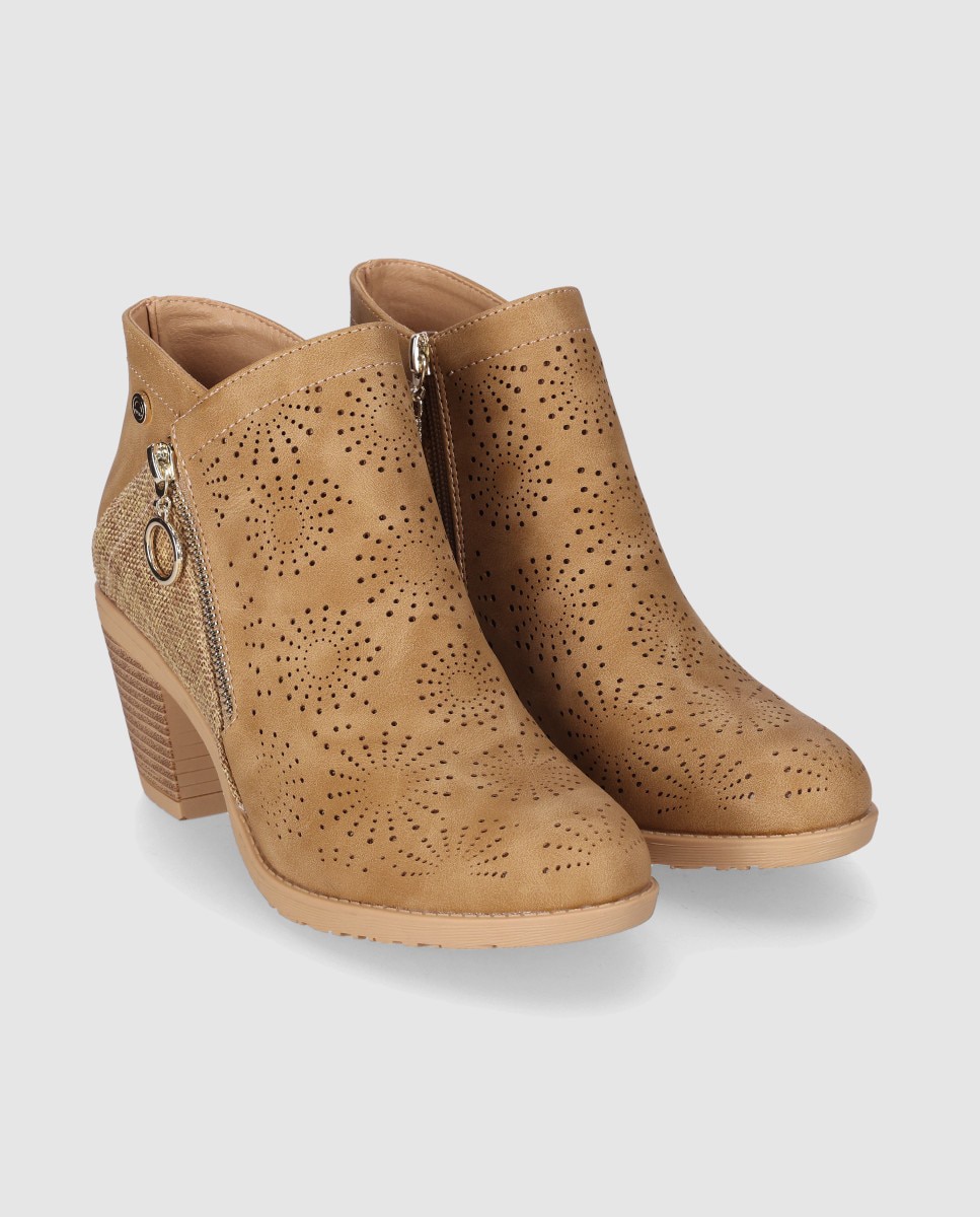 Botins Básicos com Combinação de Texturas e Perfurados Decorativos Camel-2