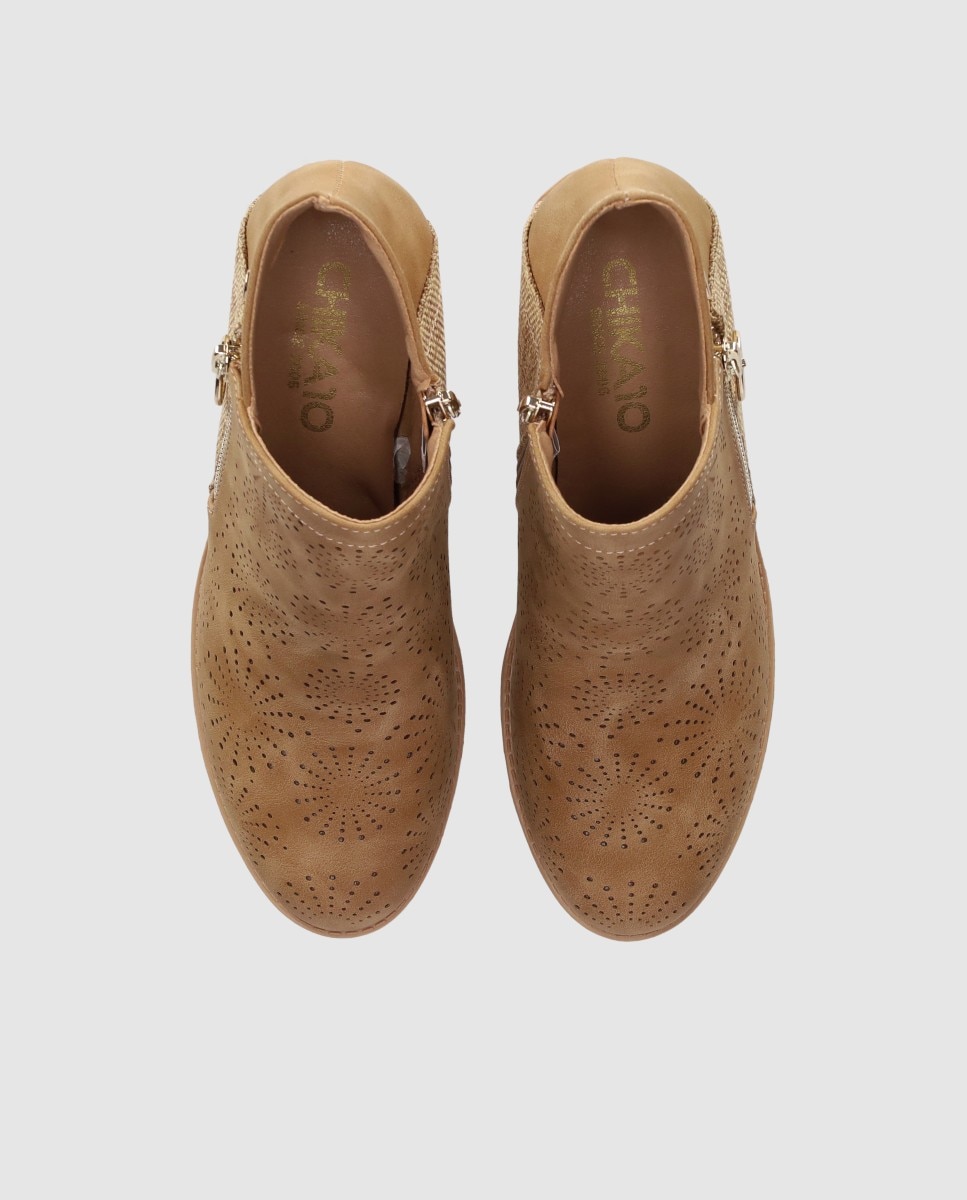 Botins Básicos com Combinação de Texturas e Perfurados Decorativos Camel-4