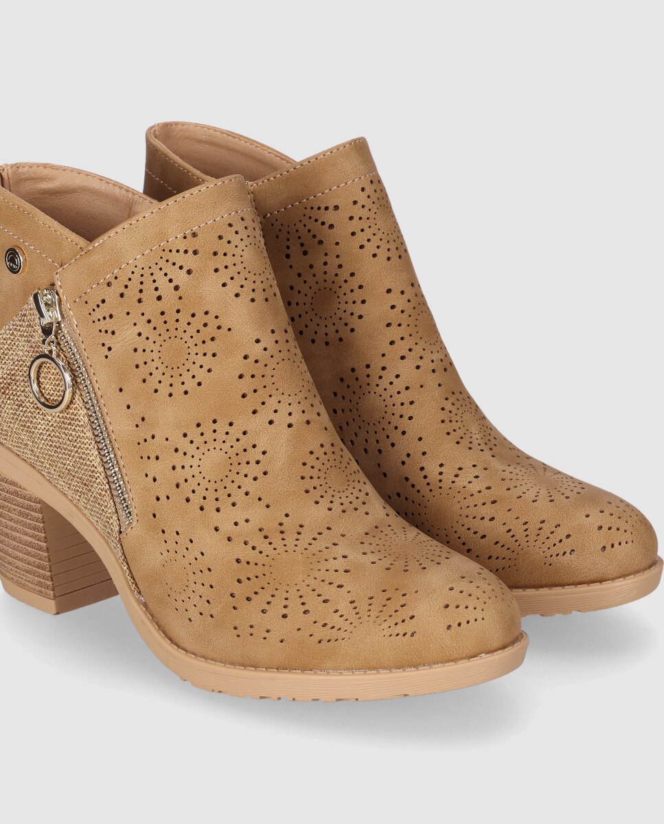 Botins Básicos com Combinação de Texturas e Perfurados Decorativos Camel-5