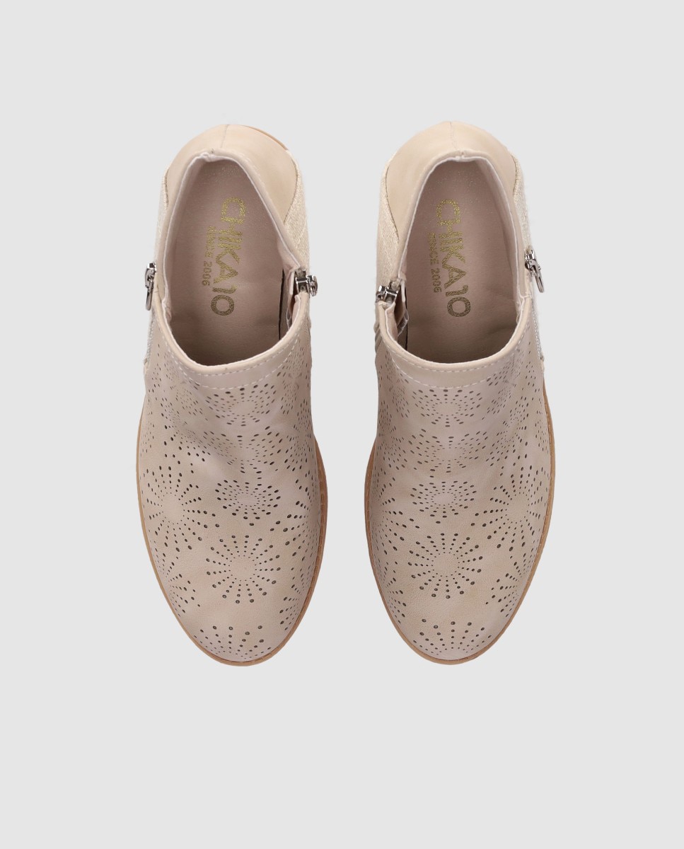 Botins Básicos com Combinação de Texturas e Perfurados Decorativos Bege-4