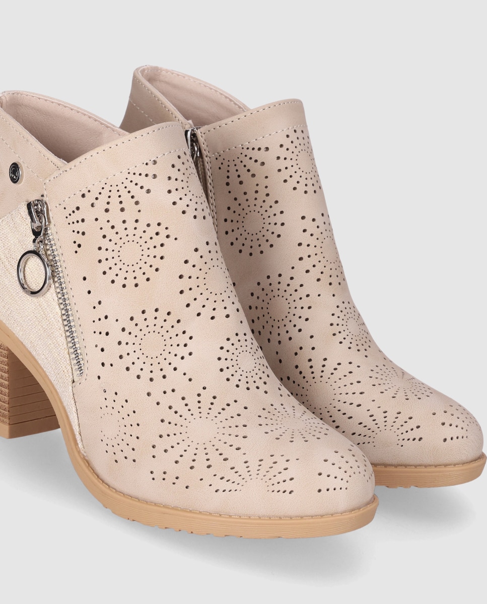 Botins Básicos com Combinação de Texturas e Perfurados Decorativos Bege-5