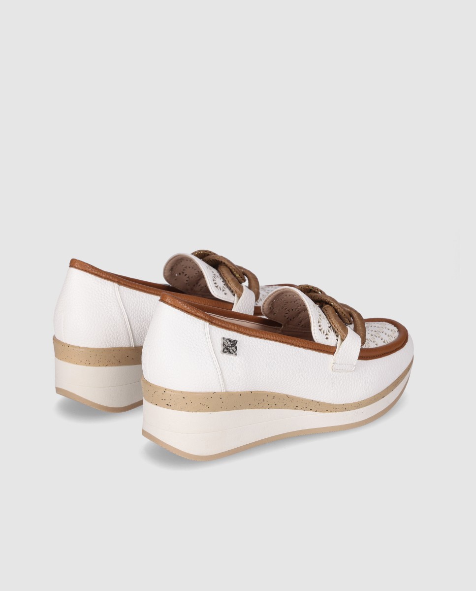 Mocassins Rasos em Pele com Detalhe Decorativo Frontal Branco-3