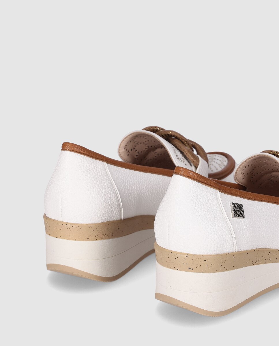 Mocassins Rasos em Pele com Detalhe Decorativo Frontal Branco-5