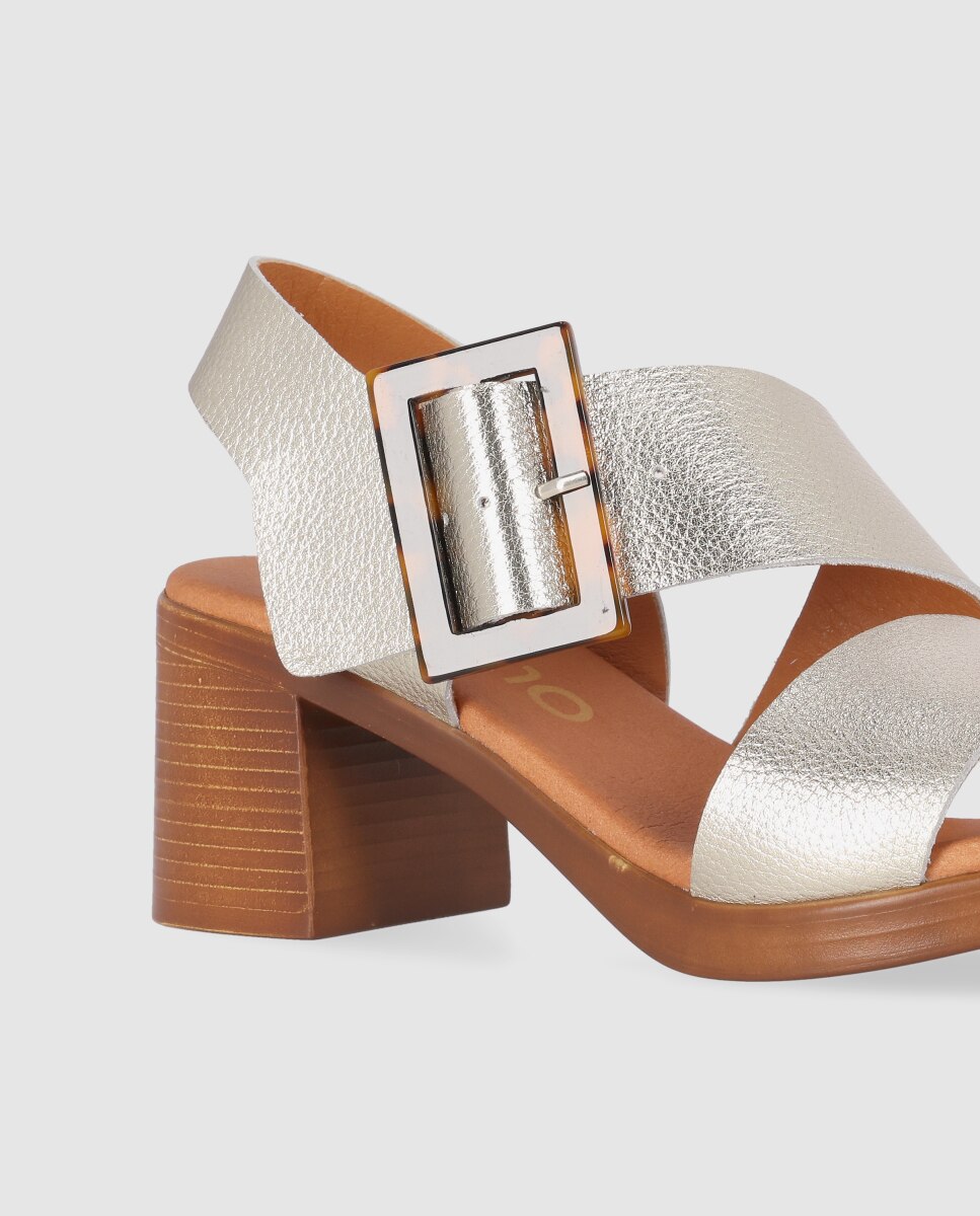 Sandálias de Salto em Pele com Design Envolvente e Maxi Fivela Ouro-5