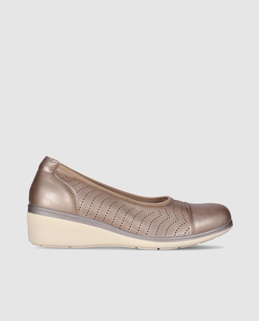 Imagem 0 de Sapatos em Pele com Cunha Baixa e Biqueira Redonda