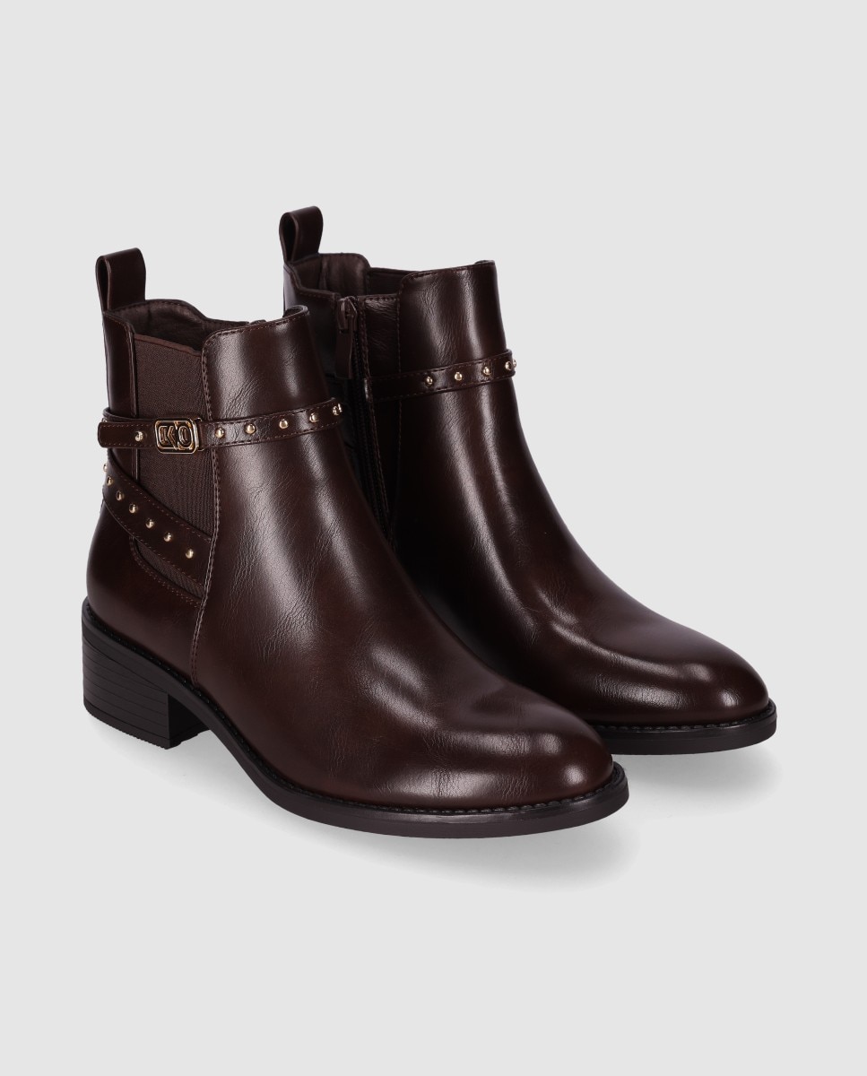 Botins Básicos de Salto Baixo com Pulseira Decorativa no Cano Castanho-2