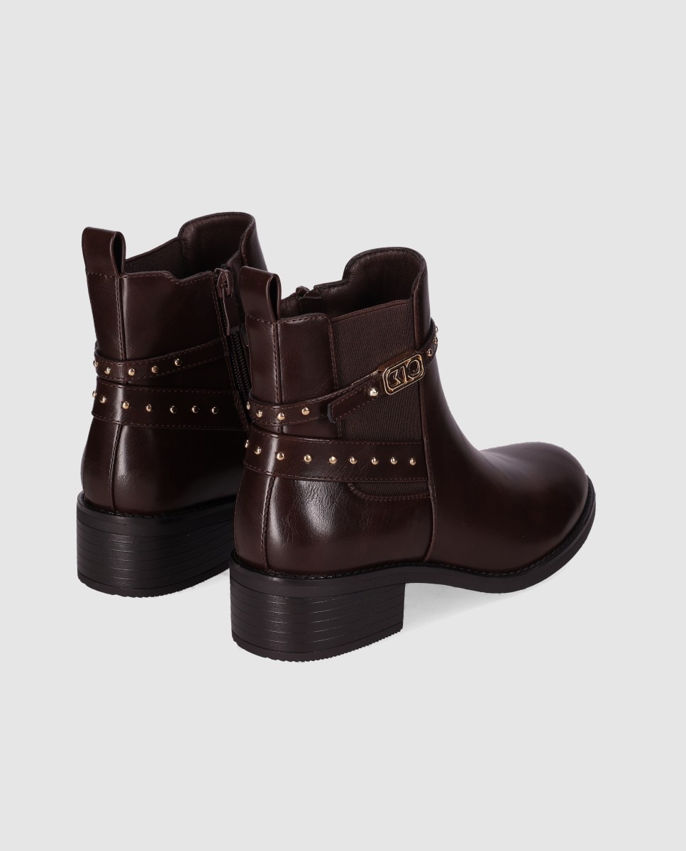 Botins Básicos de Salto Baixo com Pulseira Decorativa no Cano Castanho-3
